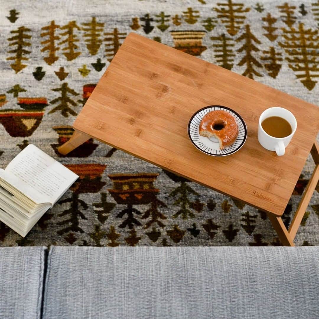 北欧、暮らしの道具店さんのインスタグラム写真 - (北欧、暮らしの道具店Instagram)「持ち運びらくらく！ お家の中でも外でも大活躍の「折りたたみテーブル」 . - - - - - - - - - - - - だんだん寒くなってきて、 お家で過ごすことが多くなる これからの季節に便利な 「折りたたみテーブル」。 . カーペットの上でのんびり過ごすとき、 コーヒーやお菓子を置くのに ちょうど良いんです◎  使い方は他にもたくさん！ 子ども用の机や、 グリーンの定位置としても 大活躍してくれますよ〜！ 折り畳むと厚み約3cmまで コンパクトになるので 隙間のスペースに収納しておけるのも うれしいポイントです！ . - - - - - - - - - - - - 折りたたみ式/ローテーブル（バンブー製） . ▶お買いものはプロフィールのリンクからどうぞ→@hokuoh_kurashi . #interior#interiors#homedecor#instahome#homewares#ローテーブル#折りたたみテーブル#サイドテーブル#キャンプ#アウトドア#シンプル#シンプルライフ#シンプルデザイン#暮らしを楽しむ#日々の暮らし#北欧#暮らし#北欧暮らしの道具店」12月14日 18時00分 - hokuoh_kurashi