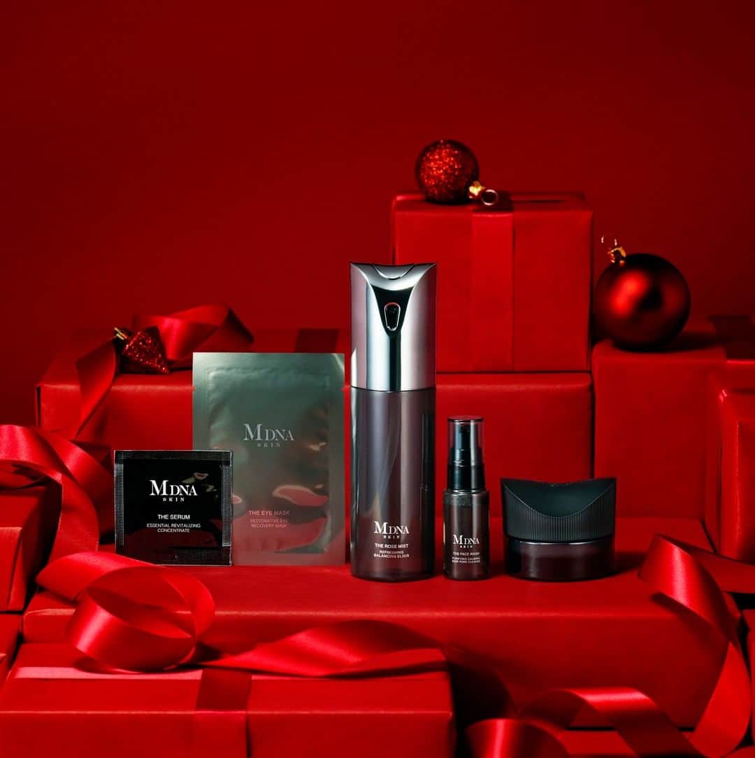 のインスタグラム：「冬の「WINTER SKIN CARE SET」期間限定販売中！トータルでご体感いただけるキットです。この機会にぜひストアへお立ち寄りください。 ＜セット内容＞ #ザローズミスト 150mL #ザファーミングクリーム 30g #ザフェイスウォッシュ ミニボトル #ザアイマスク 1包 #ザセラム サシェ ・ #MDNASKIN #Madonna #skincare #MTPARCA #エムディーエヌエースキン #スキンケア #ハリ肌 #マドンナ #美肌ケア #ライフスタイル #美容習慣 #美容部 #ウィンターキャンペーン #パルカ」