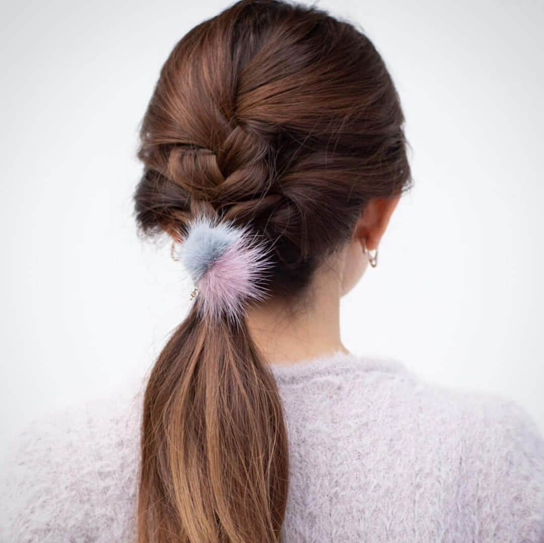 AngeBloomのインスタグラム：「カラーファーでヘアアレンジも冬仕様に☺️❄️ ・ ミニバンスクリップだから、好きなところに付けられますよ🧡 ・ ポニーテールからハーフアップ、お団子、つけない時はバッグの持ち手につけるなんてのもいいかも👜💕 ・ ファーミニバンス　pink ・ 今なら10%OFFの対象✨送料も無料です🥰 ・ @angebloom_official  #angebloom #アンジェブルーム #ヘアアレンジ#簡単ヘアアレンジ #バナナクリップ#プレゼント#誕生日#誕生日プレゼント#オフィススタイル#ママカジュアル#大人可愛い#パーティースタイル#結婚式コーデ#結婚式#女子会#クリスマスヘアアレンジ#hairarrange #hairaccessories #hairstyle #hairstyles #giftideas #madeinjapan」
