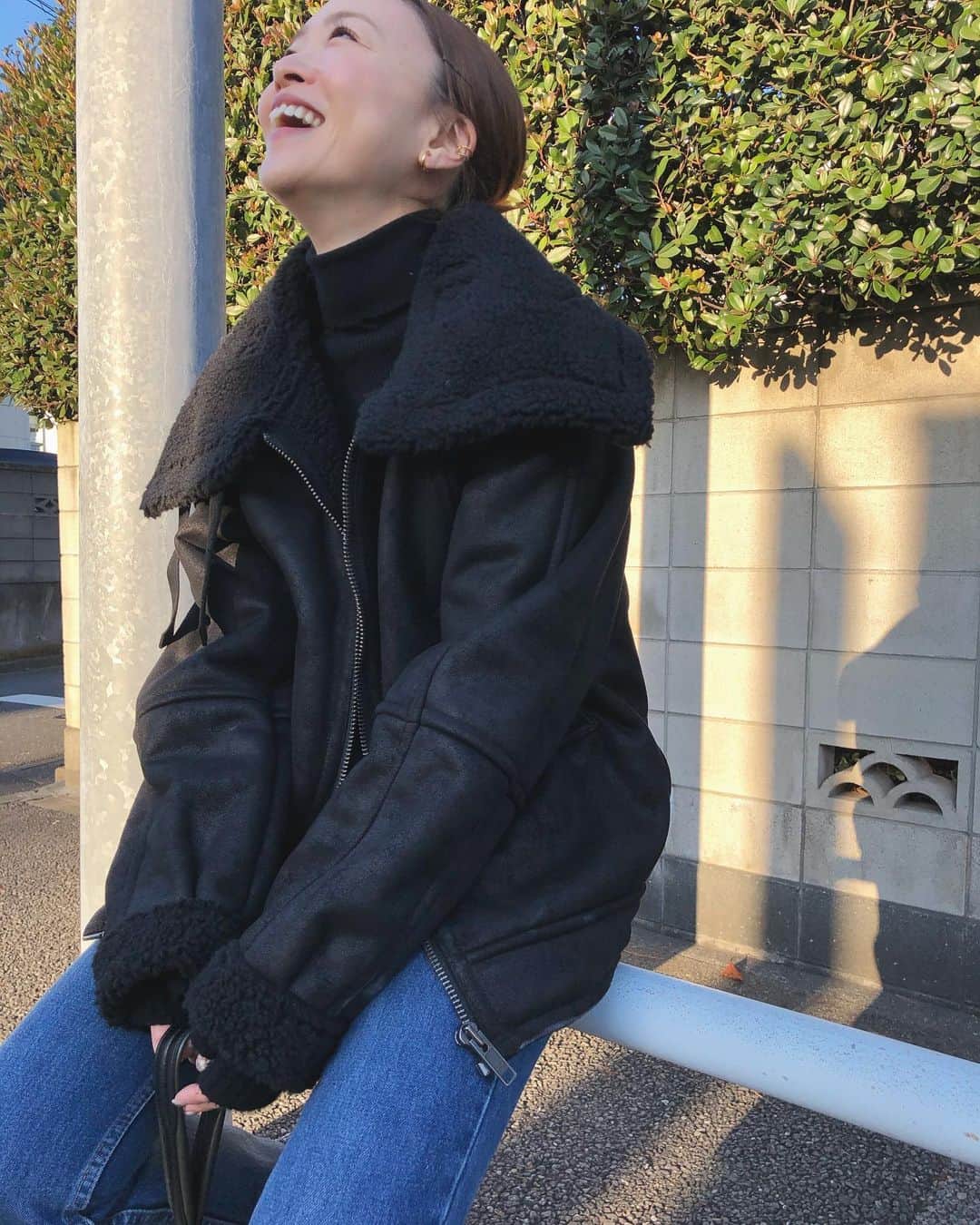 野尻美穂のインスタグラム：「今日はPERVERZEデー。 中に着てるタートルも☺️ エコムートンも軽くて肩疲れしない！ #perverze  #顎ないね😇」
