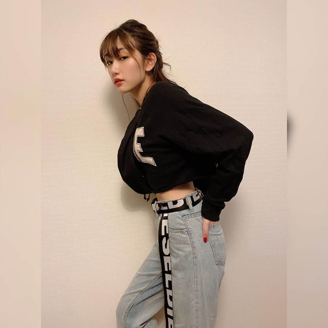 黒田瑞貴のインスタグラム：「昔からウエストだけは細いんだ だから初号機とかジョジョとか言われるのかもしれない（笑） 今日はほぼdieselコーデです🙏🏻 らくちん #bag .... #diesel  #denim .... #diesel #belt .... #diesel #ootd #ootdfashion #fashion #instafashion #japanesegirl #tokyo #casualstyle #ラフコーデ」