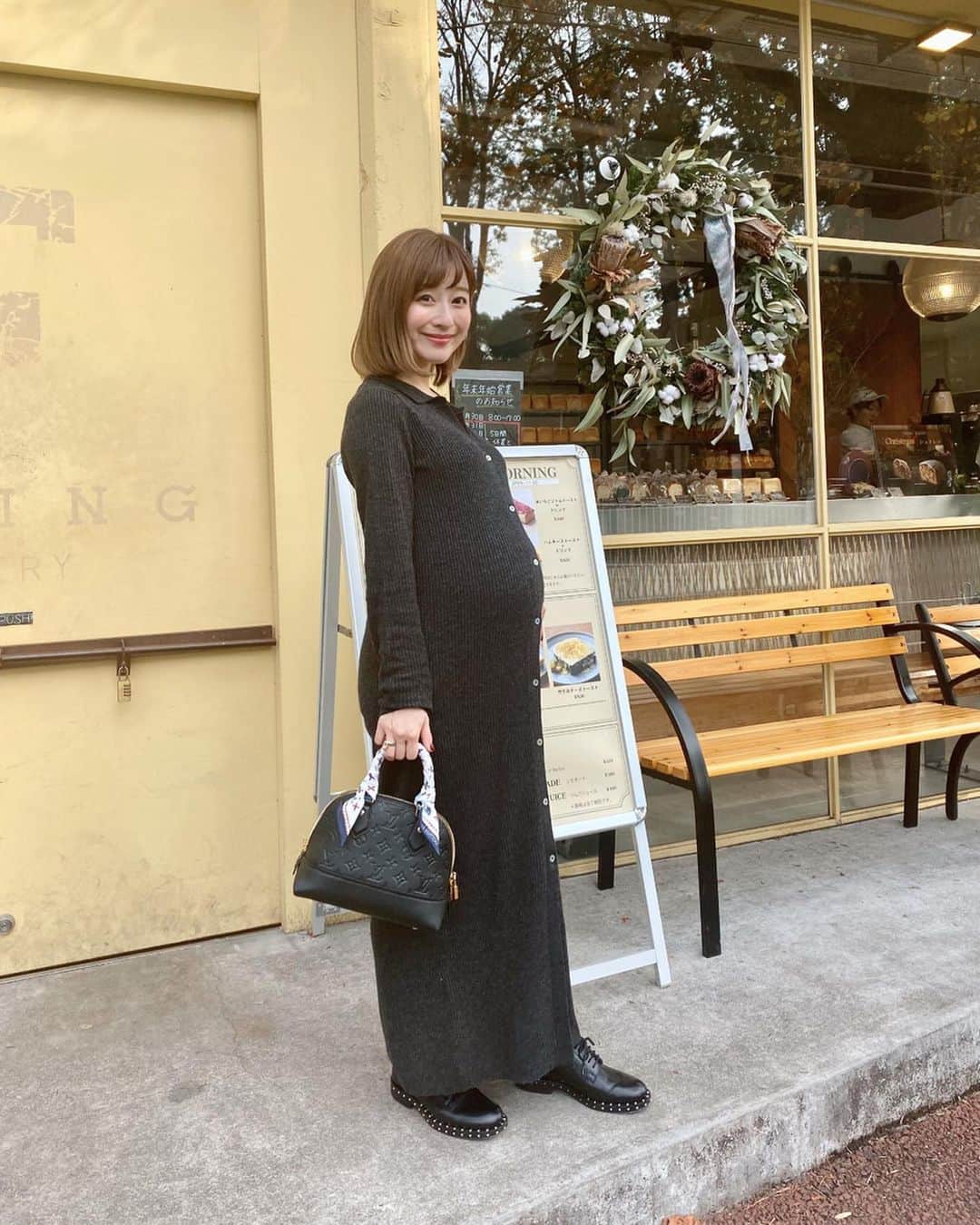 水野佐彩さんのインスタグラム写真 - (水野佐彩Instagram)「・ 家での私のあだ名はポンポコです🐷笑 このZARAのワンピース 授乳中も使えそう❣️って思って買ったの😊 チクチクしないし大正解🙆🏻‍♀️ いいお天気だったから 自然光で新しい髪色もパシャリ📸 ベージュカラーが本当に美しい❣️ 稲用さんいつもありがとう💇🏻‍♂️ どうやらかなりの栄養が 赤ちゃんにいってるみたいで 乾燥しまくりな私の髪の毛。 出産前にも もう一度行きたいなあ いや もう2回くらい行きたい🥺笑 #coordinate  one-piece#zara @zara  shoes#valentino @maisonvalentino  bag#louisvuitton @louisvuitton  pierce#tiffany @tiffanyandco  #sサイズコーデ  #153cmコーデ #おちびコーデ #おちびの輪 #妊婦コーデ #マタニティコーデ #妊娠9ヶ月 #マタニティライフ #ぷんにーらいふ  makeup💄 #mac #cloudedstars  #clarins #クラランス #コンフォートリップオイル #lightstone」12月14日 18時15分 - saaya_mizuno