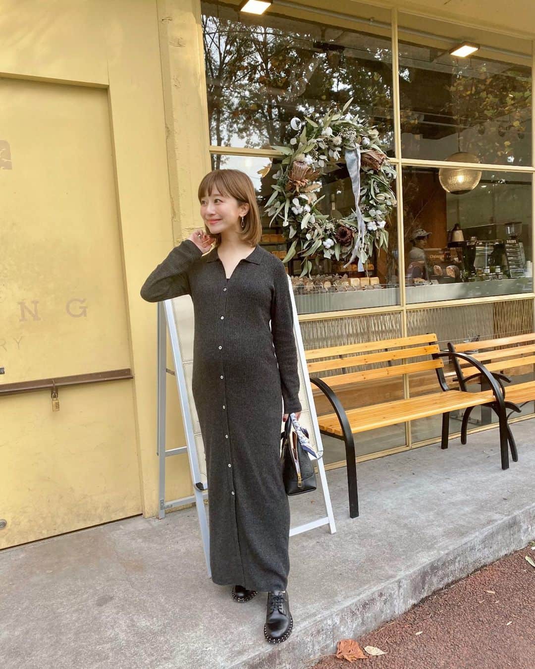 のインスタグラム：「・ 家での私のあだ名はポンポコです🐷笑 このZARAのワンピース 授乳中も使えそう❣️って思って買ったの😊 チクチクしないし大正解🙆🏻‍♀️ いいお天気だったから 自然光で新しい髪色もパシャリ📸 ベージュカラーが本当に美しい❣️ 稲用さんいつもありがとう💇🏻‍♂️ どうやらかなりの栄養が 赤ちゃんにいってるみたいで 乾燥しまくりな私の髪の毛。 出産前にも もう一度行きたいなあ いや もう2回くらい行きたい🥺笑 #coordinate  one-piece#zara @zara  shoes#valentino @maisonvalentino  bag#louisvuitton @louisvuitton  pierce#tiffany @tiffanyandco  #sサイズコーデ  #153cmコーデ #おちびコーデ #おちびの輪 #妊婦コーデ #マタニティコーデ #妊娠9ヶ月 #マタニティライフ #ぷんにーらいふ  makeup💄 #mac #cloudedstars  #clarins #クラランス #コンフォートリップオイル #lightstone」