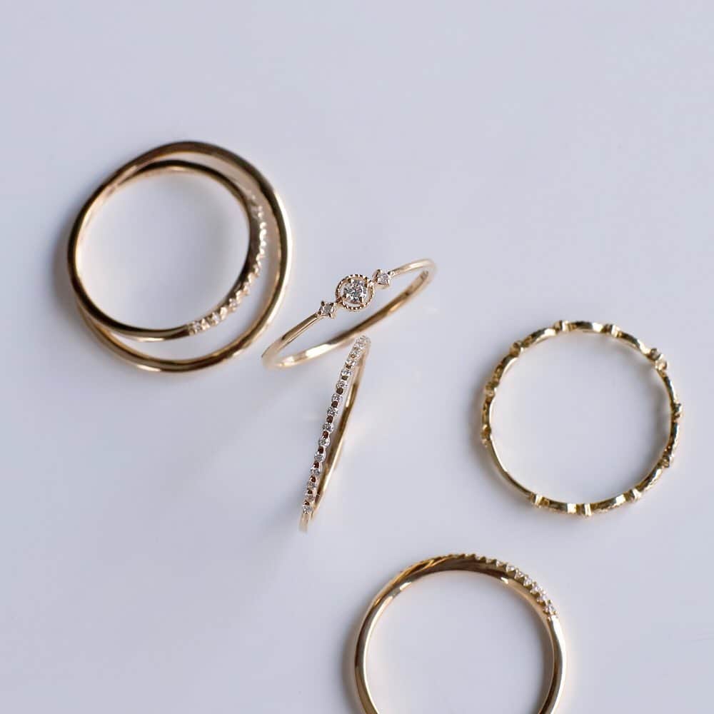 SIENAさんのインスタグラム写真 - (SIENAInstagram)「華奢なアームに繊細なデザインを施したリングたち。オン・オフを問わずオフィスシーンからプライベートタイムまで、ライフジュエリーとして永く愛用できるシエナロゼのジュエリー。  今年一年頑張った自分へのプレゼントにいかがでしょうか。  #sienarose #ring #diamondjewelry #christmaspresents  #christmasjewelry #シエナロゼ #リング #ダイヤモンド #プレゼント #お守りジュエリー #がんばったご褒美」12月14日 18時17分 - sienarose_official