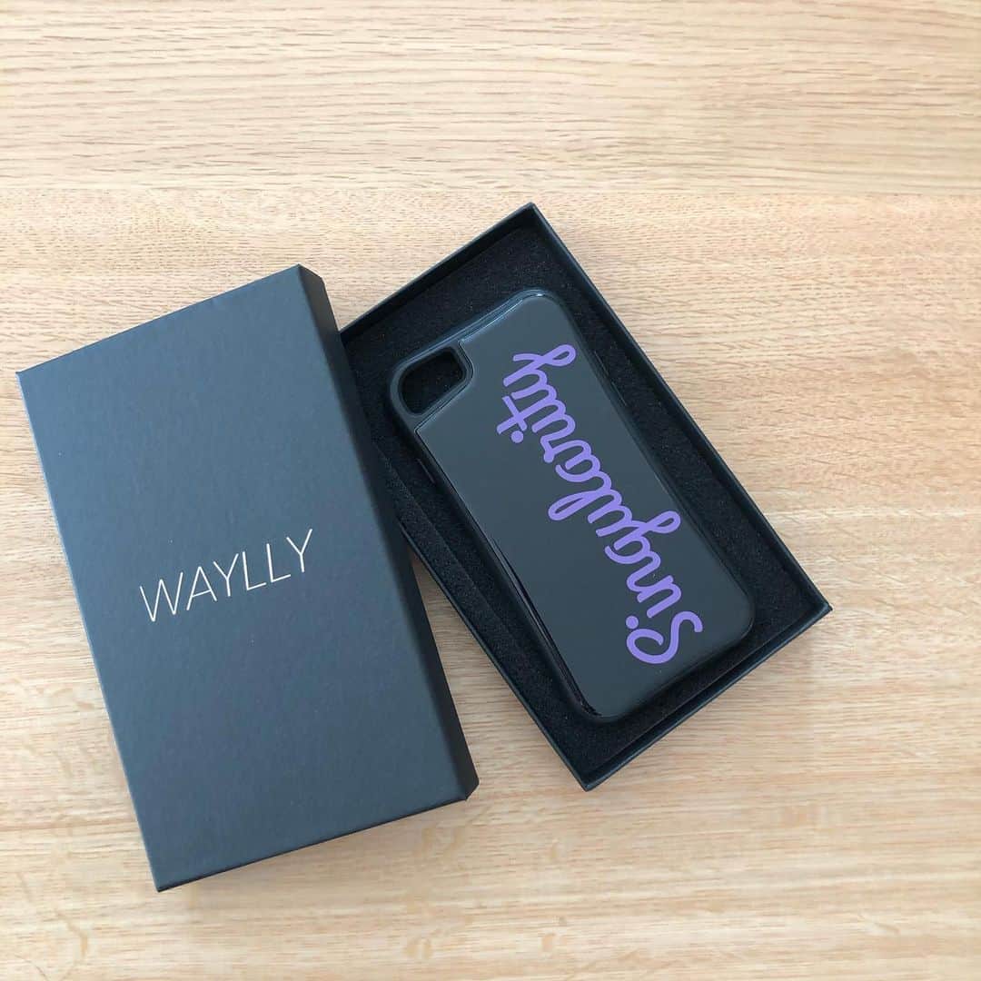Mameのインスタグラム：「セルフィーできるスマホケースブランド、WAYLLY✨  今回はMY WAYLLYシリーズで自分の好きな文字やフォント、カラーを選んで世界にひとつだけのスマホケースを作ってみました🥺💜 #ウェイリーでセルフィー  #waylly  #ウェイリー  #私は自ら気まぐれる  #mywaylly」
