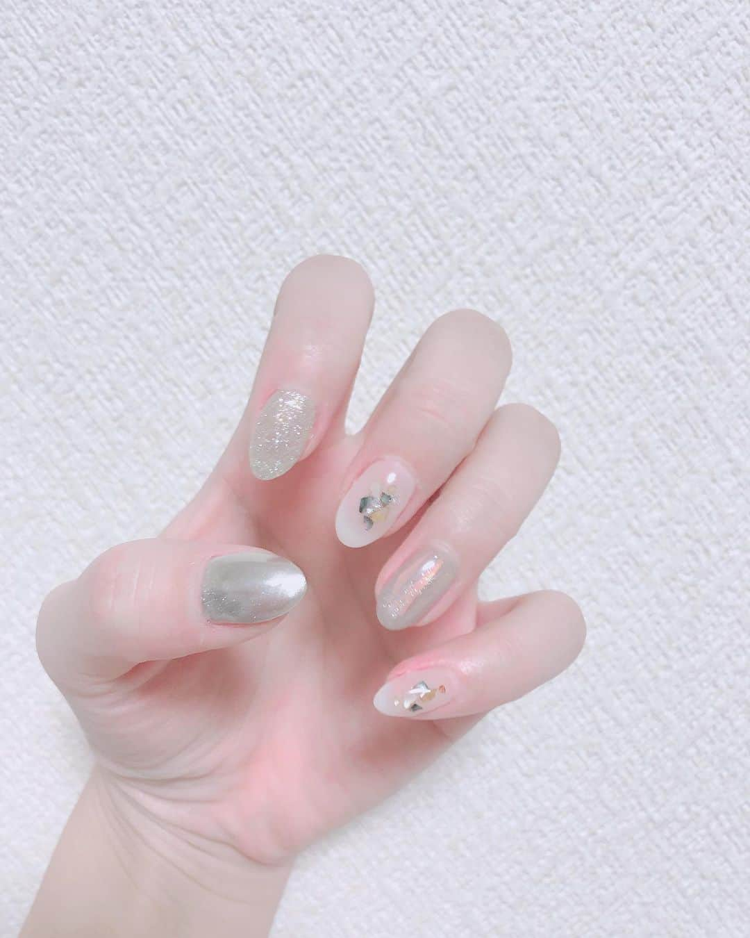 本間紗理奈さんのインスタグラム写真 - (本間紗理奈Instagram)「冬ネイル💅きゃわ🤗最近あんまり派手な色にしないで落ち着いた色にはまってる💕  #ジェルネイル  #ネイル #12月ネイル #冬ネイル #kanka新潟店」12月14日 18時21分 - sarinaaaaa_h