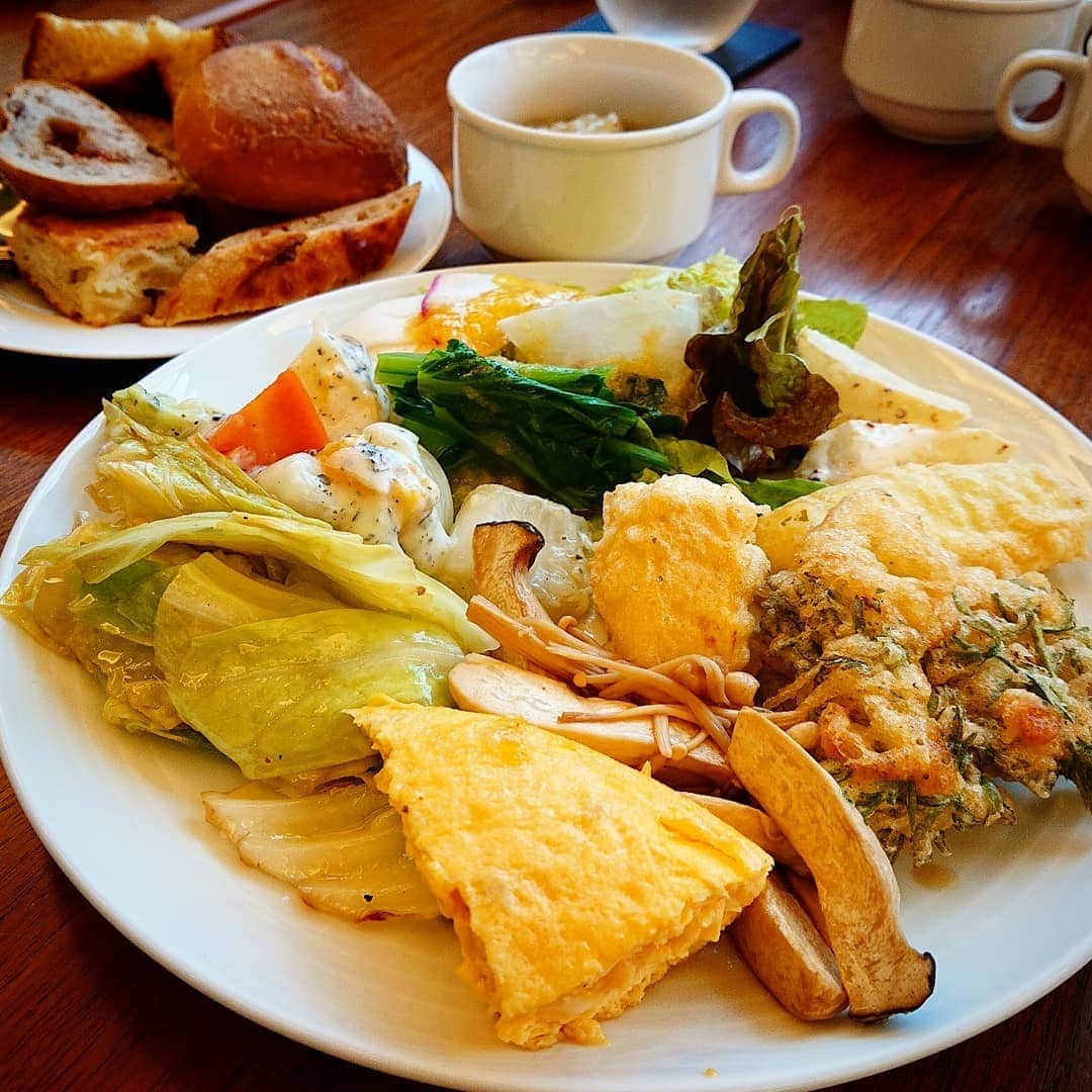 秦まりなさんのインスタグラム写真 - (秦まりなInstagram)「鳥取県八頭町の大江ノ郷自然牧場にいってきました！ 大江ノ郷テラスで野菜たっぷりのビュッフェ楽しんで、ハンバーグも食べて、そしてお待ちかねのパンケーキも食べて…✨ 至福のひとときでした！ 美味しかった～✨ 今日はあいにくの天気でしたが、とても良い休日になりました！ 皆さまも良い週末をお過ごしくださいね！ . . . #大江ノ郷自然牧場 #大江ノ郷ヴィレッジ #大江ノ郷リゾート #大江ノ郷テラス #大江ノ郷パンケーキ #パンケーキ #pancakes #天美卵 #大江ノ郷 #鳥取県 #鳥取 #八頭町 #tottori #yazu #japan #ビュッフェ #野菜 #ハンバーグ #休日 #休日ランチ #ランチ#lunch #lunchtime #weekend #weekendtrip #週末の過ごし方 #アナウンサー#announcer」12月14日 18時22分 - marina.hata
