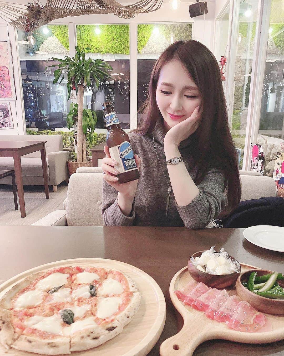 藤後 沙織 とうごさおりさんのインスタグラム写真 - (藤後 沙織 とうごさおりInstagram)「原宿駅徒歩0分に旅行代理店とカフェスペースを併設したTRIP-PORT @tripportpubcafe が、オープンしたので早速行ってきました☻原宿とかひさびさ🤭 夜は、85インチの大画面でスポーツ鑑賞を楽しめるスポーツバーになるよ😊 ラグビーとかサッカーここで観たら楽しそう❣️ 普段ビール飲めないんだけど、クラフトビールが30種類以上あるから、ホワイトビールにしたらすごく飲みやすくて他のも飲んでみたくなりました😊 #tripport #原宿スポーツバー #原宿バー #原宿bar #スポーツバー #pr」12月14日 18時24分 - saori_togo