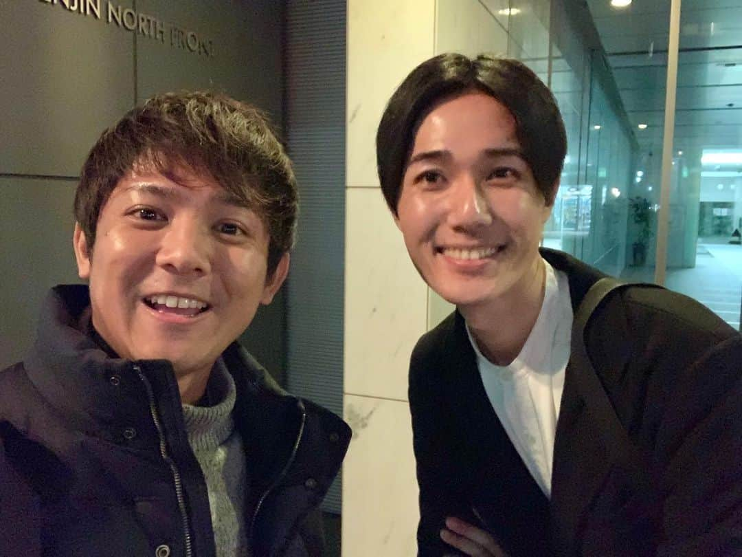 松山航大さんのインスタグラム写真 - (松山航大Instagram)「★ 【旧友との再会】 福岡グルメ取材の夜、友人と再会！ 小学校、中学校時代の同級生で、現在は福岡で#モデル として活躍する#三原拓也 と思い出話に花を咲かせてきました。 . お互いの将来の夢を語ったり、小学校時代に好きだった人の話をしたり、楽しい夜でした。何より方言で話せるのが心地よかった！笑 たくさんの刺激を受けたので、ぼくも頑張ります！ . 福岡グルメ旅の詳細は、また後日お知らせします！思う存分楽しんできましたよ〜！ お楽しみに！ . #福岡 #グルメ旅 #ふるさとライブ #旧友 #再会 #長野放送 #アナウンサー #松山航大」12月14日 18時27分 - kodai_matsuyama