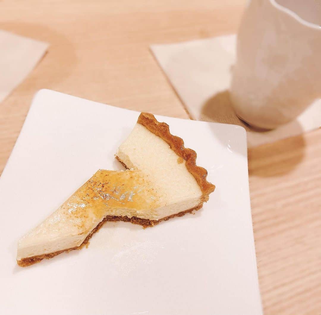 和田安佳莉のインスタグラム：「指導を終え、午後はシャンソンを聴きに南青山へ。 やっぱり生モノはいいな。 芸術を生業としている身として、近頃思うところがありすぎて。 . その後のカフェタイム 何の気なしにフォークを入れる、 チーズケーキのシェアの仕方よ。 やはり2人して頭おかしめ。 . #チーズケーキ #コーヒー #カフェ #芸術 #文化 #シャンソン #休日 #昼下がり #鋭角 #music」