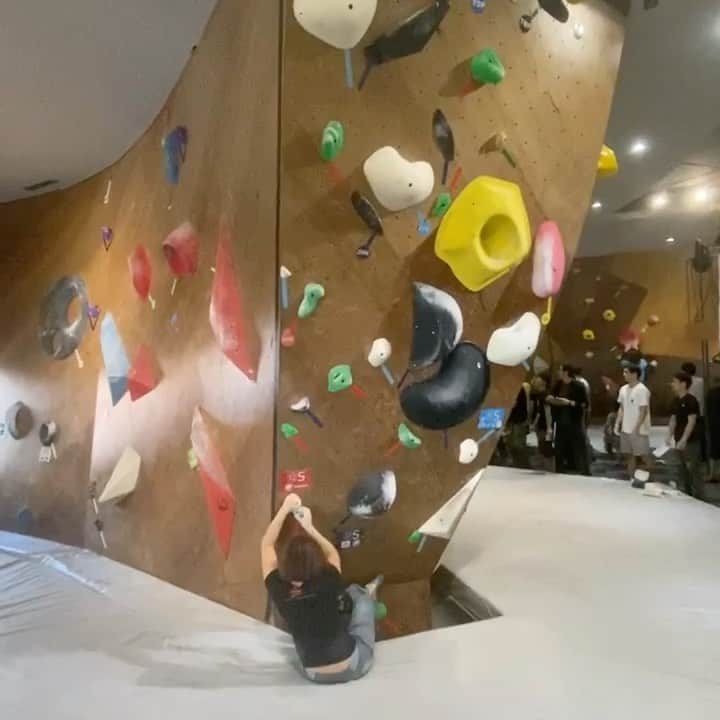 興梠友理のインスタグラム：「【術後9ヶ月 / 9 months post-surgery】 First competition post-surgery at my home base bouldering gym. I was 3rd from the bottom, but still so happy to stick this jump😤 ・ #basecamptokyo 4周年おめでとう‼️🎉🎂 ・ 術後のコンペ復帰戦はホームジムでの4周年コンペ✨ ・ もちろん安全第一だから、完登にはこだわらず、とにかくたくさんの課題を触ったりました☺️ ・ 動画の課題はZONE取りがダイナミックだけど、ギリギリ右手が残りそうだったから、サイファーっぽいムーブで何度か頑張ったら止まった‼️一年以上ぶりにこんなダイナミックなムーブをやったから気持ちよかったー😍 ・ ただ、その後のムーブを何も考えてなくて、怖くなって撤退…😅課題は残るみたいだから、次回なんとか完登したいなー。 ・ #努力は絶対裏切らない #ろぎ子の復活までの記録 #膝脱臼 #複合靭帯損傷 #前十字靭帯断裂 (ACL) #後十字靭帯断裂 (PCL) #内側側副靱帯断裂 (MCL) #内側膝蓋大腿靭帯断裂 (MPFL)  #前十字靭帯再建 #後十字靭帯再建 #半月板縫合 #半月板部分切除 #nevergiveup #roadtorecovery #kneeinjury #kneeinjuryrecovery #kneeinjuryrehab #multipleligamenttears #aclrecovery #bouldering #climbing #basecamptokyo #ベースキャンプ東京 #クライミング #ボルダリング」