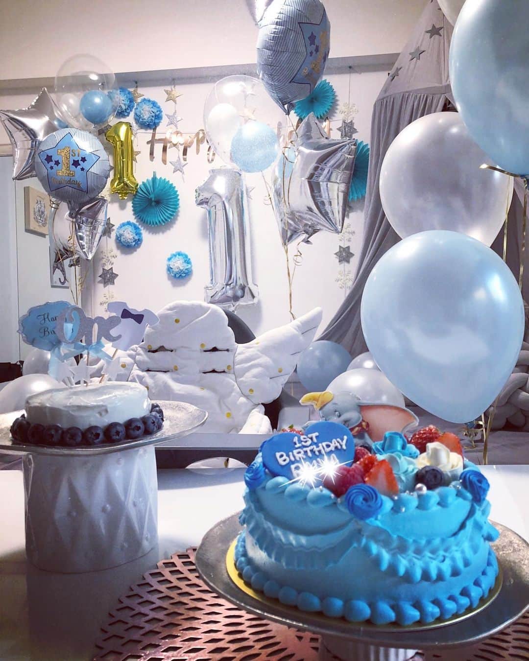 奈保さんのインスタグラム写真 - (奈保Instagram)「1st Birthday❤️ . . ケーキは👶用は手作りして 大人用は  @dolcemaririsa でオーダーして作って貰いました😊 来年は一緒に食べれるかな？楽しみ♡ バルーン🎈は @re_tada.balloon  でお願いしました♡ . . . #一歳誕生日#一歳誕生日ケーキ#スマッシュケーキ#手作りケーキ#カラーケーキ#オーダーケーキ#ダンボ#ダンボケーキ#誕生日#happybirthday#1stbirthday #バルーン#一歳誕生日プレート#ファーストバースデー#お家フォト#男の子ママ#テーマカラーは#ベビーブルー」12月14日 18時44分 - naho.0422