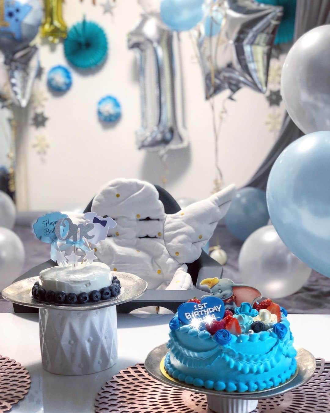 奈保さんのインスタグラム写真 - (奈保Instagram)「1st Birthday❤️ . . ケーキは👶用は手作りして 大人用は  @dolcemaririsa でオーダーして作って貰いました😊 来年は一緒に食べれるかな？楽しみ♡ バルーン🎈は @re_tada.balloon  でお願いしました♡ . . . #一歳誕生日#一歳誕生日ケーキ#スマッシュケーキ#手作りケーキ#カラーケーキ#オーダーケーキ#ダンボ#ダンボケーキ#誕生日#happybirthday#1stbirthday #バルーン#一歳誕生日プレート#ファーストバースデー#お家フォト#男の子ママ#テーマカラーは#ベビーブルー」12月14日 18時44分 - naho.0422