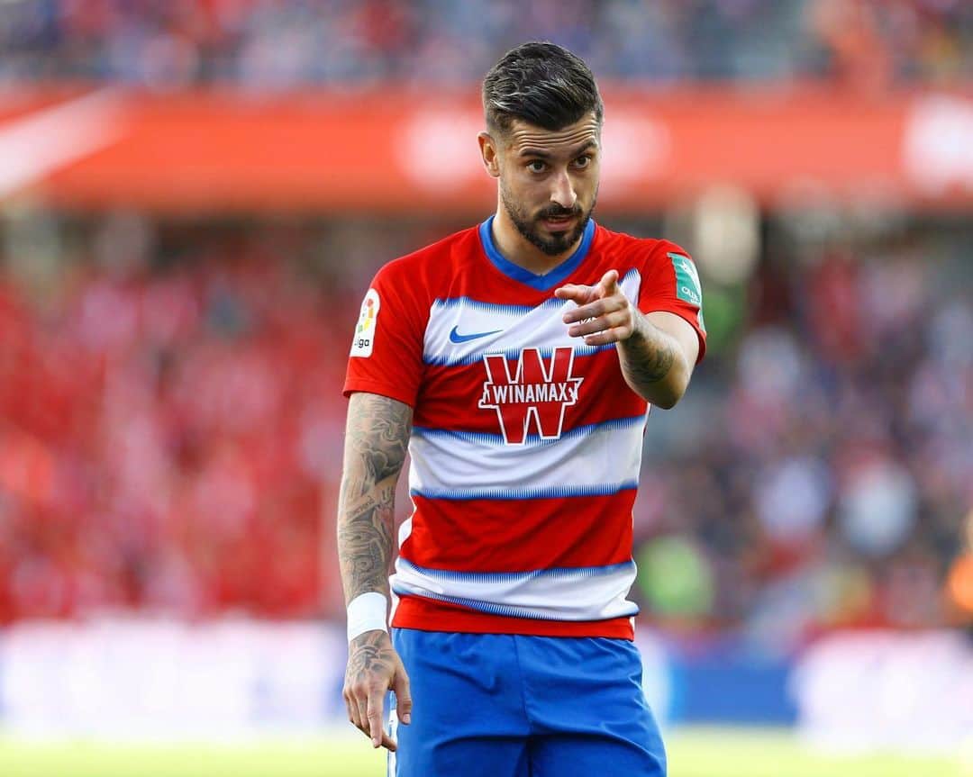 アルバロ・バディージョのインスタグラム：「Ultimo partido del año en Los Carmenes. A intentar despedirlo de la mejor manera. Vamos!!! 🏟👋🏻 #GranadaLevante #Eternalucha #VamosGranada 🔴⚪️」
