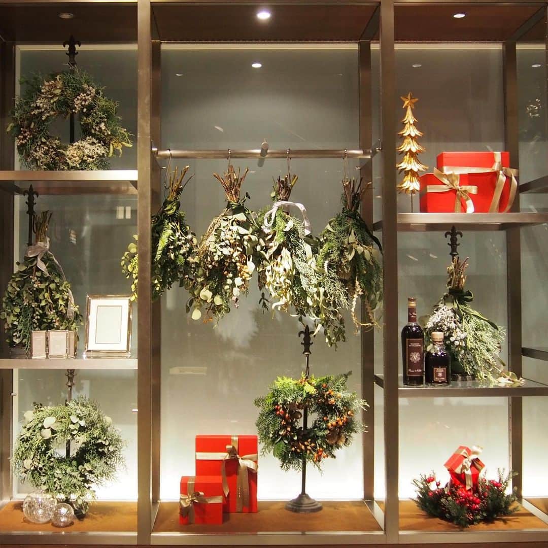 TOMORROWLAND_Womensさんのインスタグラム写真 - (TOMORROWLAND_WomensInstagram)「〈Christmas Wreath and Swag〉 トゥモローランド 京都店では、フラワーショップ〈griotte〉のmiyano氏によるリース、スワッグを特別に販売しております。 ぜひ店頭にてご覧ください。 . Swag / ¥6,000＋TAX Wreath / ¥8,000＋TAX . Gift idea🎁 👉 #gift_for_tomorrow #tomorrowland_jp #tomorrowland_womens #tomorrowland」12月14日 18時48分 - tomorrowland_womens