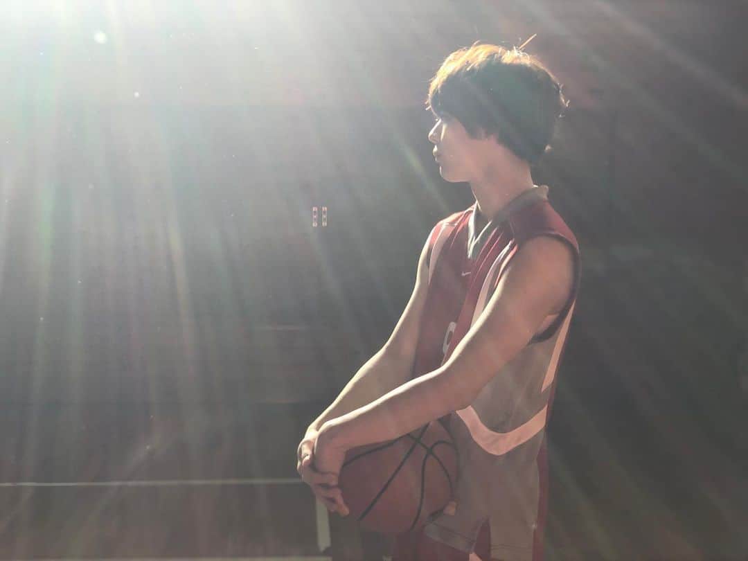 宇佐卓真さんのインスタグラム写真 - (宇佐卓真Instagram)「【私の卒業】でバスケのシーンがあったんですけど、神々しい光が。」12月14日 18時48分 - usa_takuma