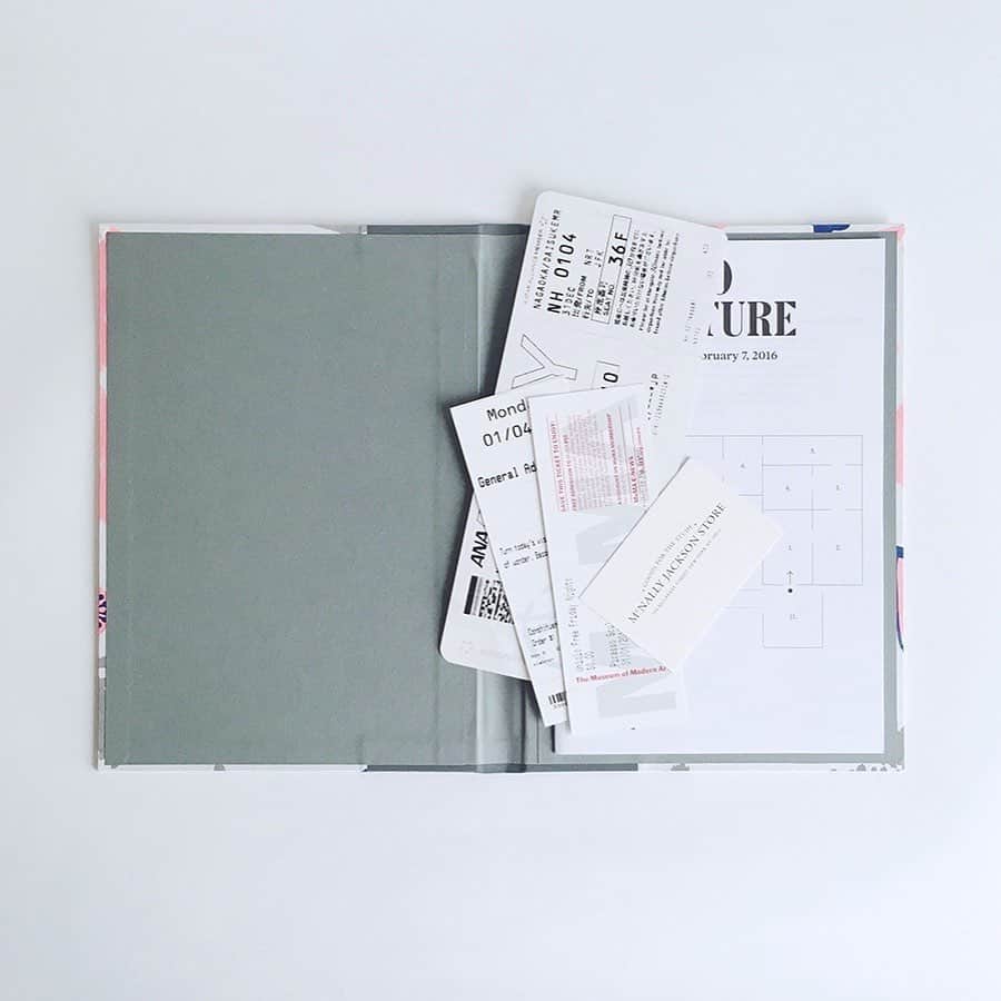 手紙社さんのインスタグラム写真 - (手紙社Instagram)「【永岡綾『週末でつくる紙文具』ワークショップ　12/21（土）10:00〜 A5サイズのカルトン・1/13（月・祝 ）10:00〜ドイツ装のノート at 本とコーヒー】﻿ ﻿ 『週末でつくる紙文具』（グラフィック社）の著者でもある永岡 綾さんを講師にお迎えして毎月開催している人気のワークショップ。12月は、普段使いしやすく本ワークショップでも一番人気の「A5サイズのカルトン」（写真左）を、1月は新作の「ドイツ装のノート」（写真右）を教えていただきます。いずれも40種類ある手紙社のオリジナルペーパーの中からお好きな紙をお選びいただき、背にはお好きな色のブッククロスを使用。コントラストをきかせた色選びでキリっと端正な佇まいに仕上げて、手作のクリスマスプレゼントにするのもおすすめです。﻿ ﻿ 毎月新たな製本の技を習得しながら、わかりやすく教えていただけるので、どの回からスタートしてもOK。ぜひお気軽にご参加ください。﻿ ﻿ 詳しくは▶︎プロフィールページのリンク「手紙社公式Webサイト」EVENT INTRODUCTION」→「週末紙文具WS」へ﻿ #手紙社 #手紙舎 #本とコーヒーtegamisha #週末でつくる紙文具 #製本 #グラフィック社 #永岡綾 #ワークショップ #カルトン #ドイツ装　@weekend.bookbinder﻿ ﻿ ﻿ ＜そのほか本とコーヒー開催イベント＞﻿ ◎12/25（水）tico moonクリスマス スペシャルライブ﻿ ◎1/10（金）出張「帆帆魯肉飯」」12月14日 18時53分 - tegamisha