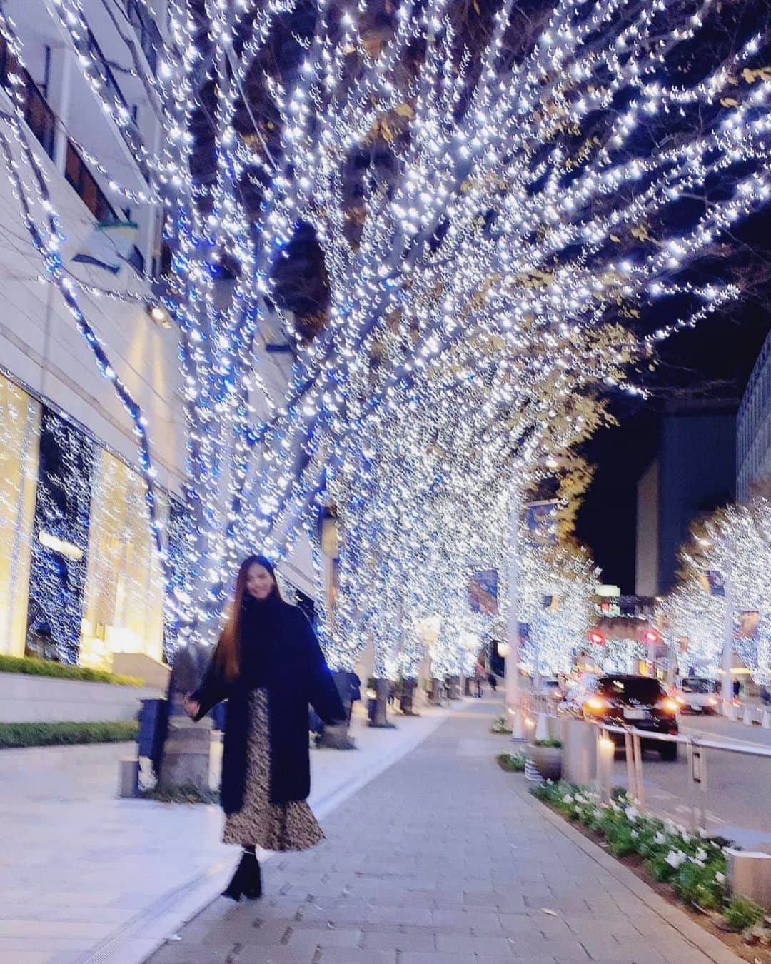 𝐀𝐬𝐚𝐤𝐮𝐫𝐚𝐌𝐢𝐰𝐚 のインスタグラム：「❄️ きれい！ . . #illumination #lightup #tokyo #roppongi #六本木 #六本木ヒルズ #けやき坂 #けやき坂イルミネーション #イルミネーション #ブレブレがまた良い」
