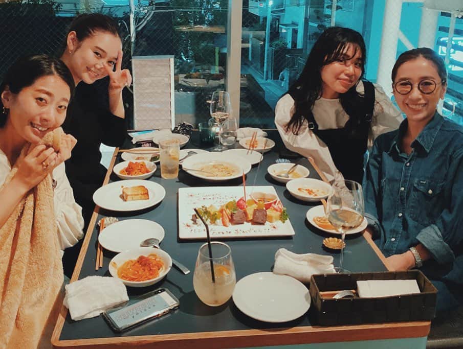 Yu-kiのインスタグラム：「もう1か月！日本帰国の思い出がまだあるのにすでに懐かしい😇元同じ職場だったとは思えないくらい今みんなバラバラだけど、久々に会えて嬉しかったな☺️💓ご飯もとっても美味しかった🖤みんなありがとう🥺#fukuoka#japan」