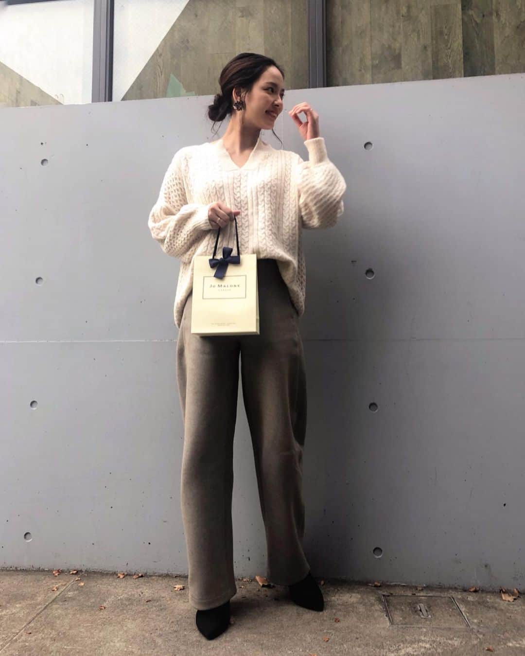 のインスタグラム：「: #outfit . . 写真で 匂いが伝わらないのが ものすごく残念。 この時のわたしは いい女の匂い🙋‍♀️❤️w . お気に入りのケーブルニット💛 キーネックで首周りはスッキリ 小さめのケーブル編みで 子供っぽくならないのが◎！ 新色のブラウンが出たよ！ しかも今SALE中😳！ Pierrotで検索🔎 . . tops @pierrot_shop #キーネック#キーネックケーブルニット (s1903-013528) : : : #pierrot #pierrot_shop #ピエロアンバサダー #キーネックニット #キーネックセーター #ケーブルニット #mamagirl #読モ #ママモデル #モデル #おしゃれさんと繋がりたい #chao_app #cocoromii #ママコーデ #大人可愛い #アパレルモデル #ママ読モ #プチプラ高見えコーデ #撮影依頼受付中 #サロモ #サロンモデル #サロンモデル希望」