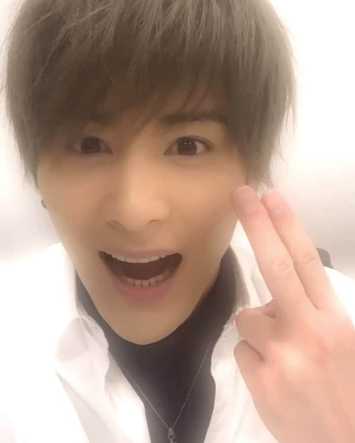 のインスタグラム：「みんな元気しとる〜？！ #明日はリリイベ #茨城県 #僕はお休みさせて頂きますが、 #メンバーの歌を聞きに#是非来てね  SEASONSでストーリー用に撮って載せ忘れとった笑 #SOLIDEMO #向山毅 #singer #vocalist #artist #LIVE #Collars #japan #tokyo」