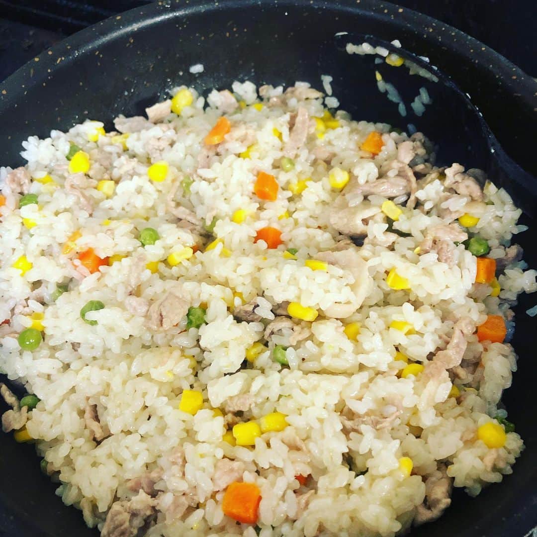 兵頭彰のインスタグラム：「道場の炊飯器が壊れてしまったので今日はフライパン飯🔥 ポークピラフ美味しくできました☺️ #bjw #大日道場飯」