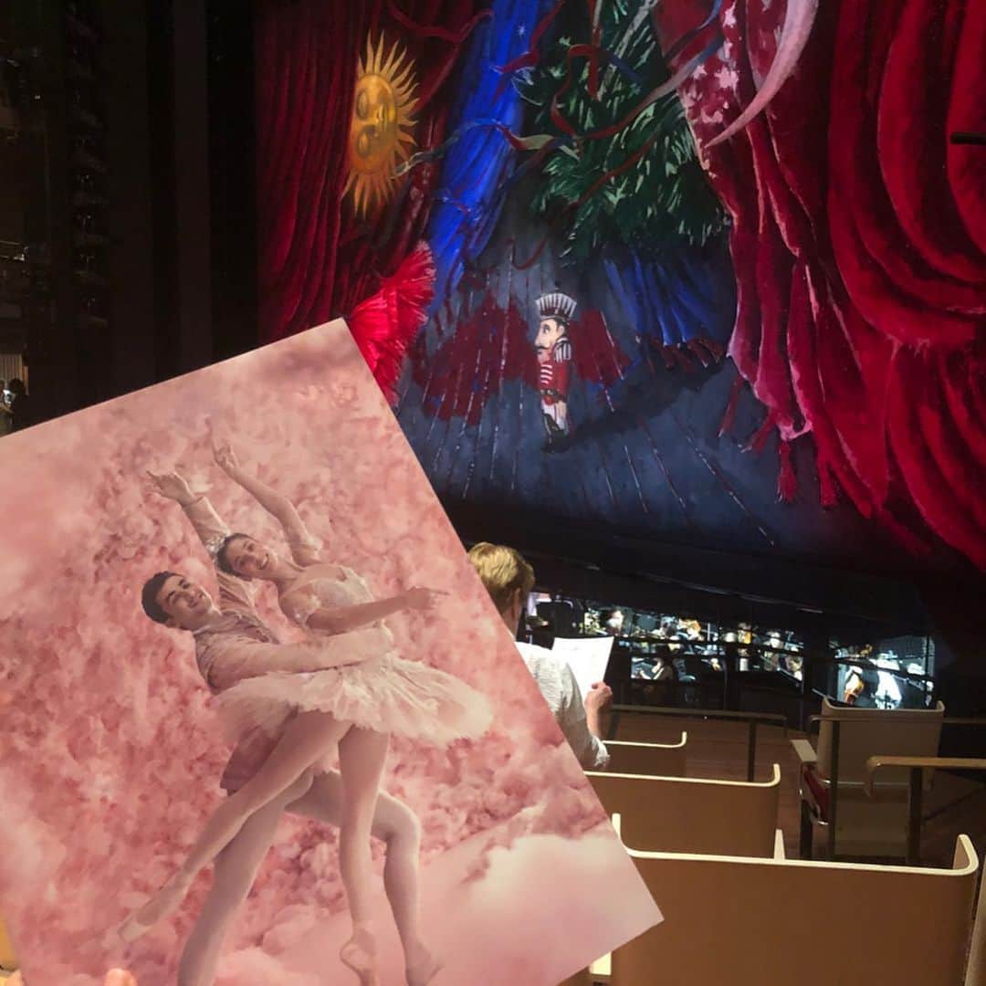 阿部優貴子のインスタグラム：「The Nutcracker in Operahouse🥺🎄💕 (長いです) * 今回、シドニーでオーストラリアバレエ団のくるみ割り人形を、オペラハウスで観ることができました！オーストラリアバレエ団の中でも大人気の演目ということで、会場は満席。その人気の高さにまずびっくり！ 主演は、日本人の近藤亜香 @akokondo さんと、クララは山田悠未　@yuumiyamada さん。海外の一流バレエ団で活躍する日本人ダンサーの皆さんの踊りを生で見ることができました。 感想を一言でいうと、本当に素晴らしかった。。 ダンサーのみなさんのレベルだけでなく、衣装から、演出、舞台装置に至るまで圧巻のセンスでした。観客を飽きさせない工夫が随所にあらわれていて、見ていたわたしはいろんな意味でうるっと😢 昔わたし自身もプロのダンサーを目指していたからこそ、バレエという欧米の文化の世界で活躍して、バレエ団で主演を務めるまでになる、それがどれほど大変なことなのか、ほんの少しですが、、、想像できます。ですから、そうした苦労を乗り越え世界で活躍するバレエダンサーのみなさんを日本人として、心から誇りに思いますし、これからもずっと応援していきたいです。 終演後に主演の二人とも写真撮ってもらいました😊🙏 みなさんも機会があれば、ぜひ見に行ってみてください！！ Thanks @akokondo  and @guochengwu 🙌️💕 #loveballet #australianballet #あべゆきの勝手にバレエガイド」