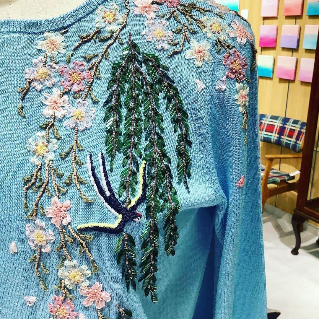 丸山敬太さんのインスタグラム写真 - (丸山敬太Instagram)「自分で言うのもなんなのですが 美しい春の刺繍  本当に手間暇がかかるのだけど、１０年２０年大切に着れる服  そんな服を創れる幸せ」12月14日 19時06分 - keitamaruyama