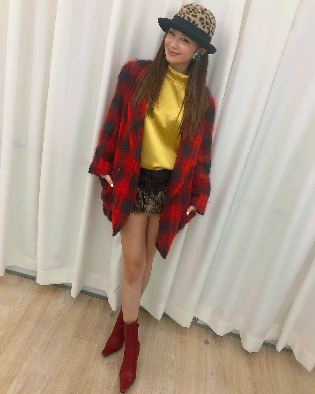 金山睦さんのインスタグラム写真 - (金山睦Instagram)「最初のトークはお洋服でのon stage🎤 クリスマスカラーにしてみました🎄 💚❤️🔔 ジャケットとハットはさすがに行き帰りの服装ですが😌 クリスマスな気分になってもらえたかな🤶 ヒョウ柄とチェックの相性てやっぱ好き🐅✨ #透写　#リリイベ　#リリースイベント　#グラビア　#gravure #releaseevent #onstage #ootd #xmas #christmas #xmasfashion」12月14日 19時06分 - kanayama_chika