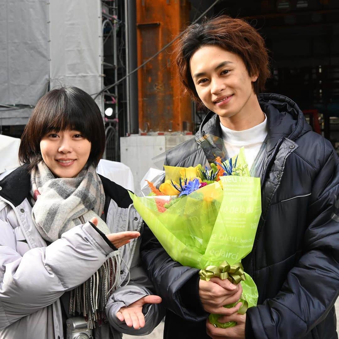 のインスタグラム：「🌸#同期のサクラ クランクアップ集🌸 18日(水)に最終回を迎える同期のサクラ😭今日は、#草たん こと #草川拓弥 さん‼️10年間サクラの隣に住み、どこか憎めないダメ夫を演じてくれました😭 #超特急 #草川くんだから #草真  #だったりして⁉️😎 #サクラと初めての2ショット #高畑充希」