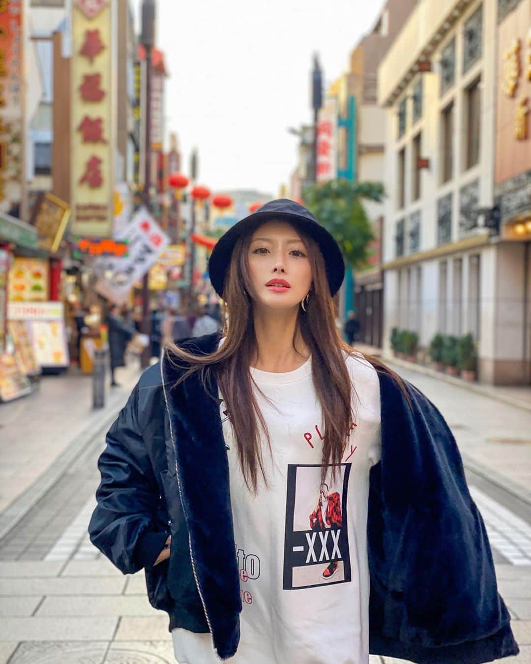 のインスタグラム：「﻿ 先日の #ootd 🤙﻿ 最近お気に入りの @junkymood ❤️﻿ パーカーも、ハットも、アウターもjunkymoodなの😏﻿ リバーシブルアウターあったかいし、ふわっふわだし愛用しまくってる🥺❤️﻿ ﻿junkymoodは全部ユニセックスだよ🤙 ﻿ ﻿ ﻿ ﻿ この日は、あいりさんと横浜中華街で食べ歩きデートしたの！﻿ これからもいろんなとこ一緒にいきたい❤️👏﻿ ﻿ ﻿ ﻿ #横浜中華街　#横浜中華街食べ歩き #yokohama #yokohamachinatown #junkymood #egoist #coordinate」