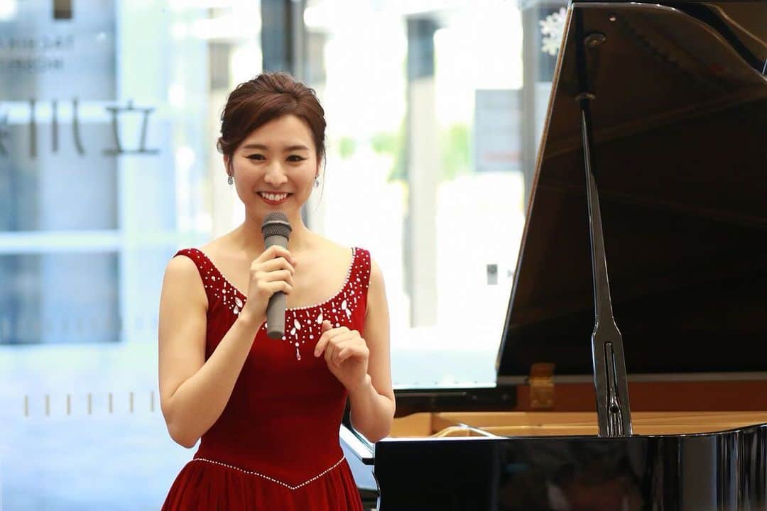 森本麻衣のインスタグラム：「立川病院🎄  クリスマスコンサート💝 . 昨年も演奏させて頂きましたが、今年も☺️ 昨年よりも多くのお客様に聞いて頂き嬉しいです❣️ . 患者様や来院の方々に、 病院内で生の演奏を聴いて頂けるイベントを企画される立川病院さん‼️ 本当に素晴らしすぎる…✨ お客様はとっても嬉しそうに聴いておられました🎵 . 立川病院さん、 お世話になりました❤️ #ありがとうございました😊 . . . . #maimorimoto#piano#pianist#christmasconcert #Christmas#2019#talking#playing#🎤#🎹#👗#🎵#🎄#🎼 #tachikawahospital #tachikawa#tokyo#japan #森本麻衣#ピアノ#ぴあの#ピアニスト#立川病院#立川#ロビーコンサート#クリスマスコンサート#トーク中#演奏#コンサート」