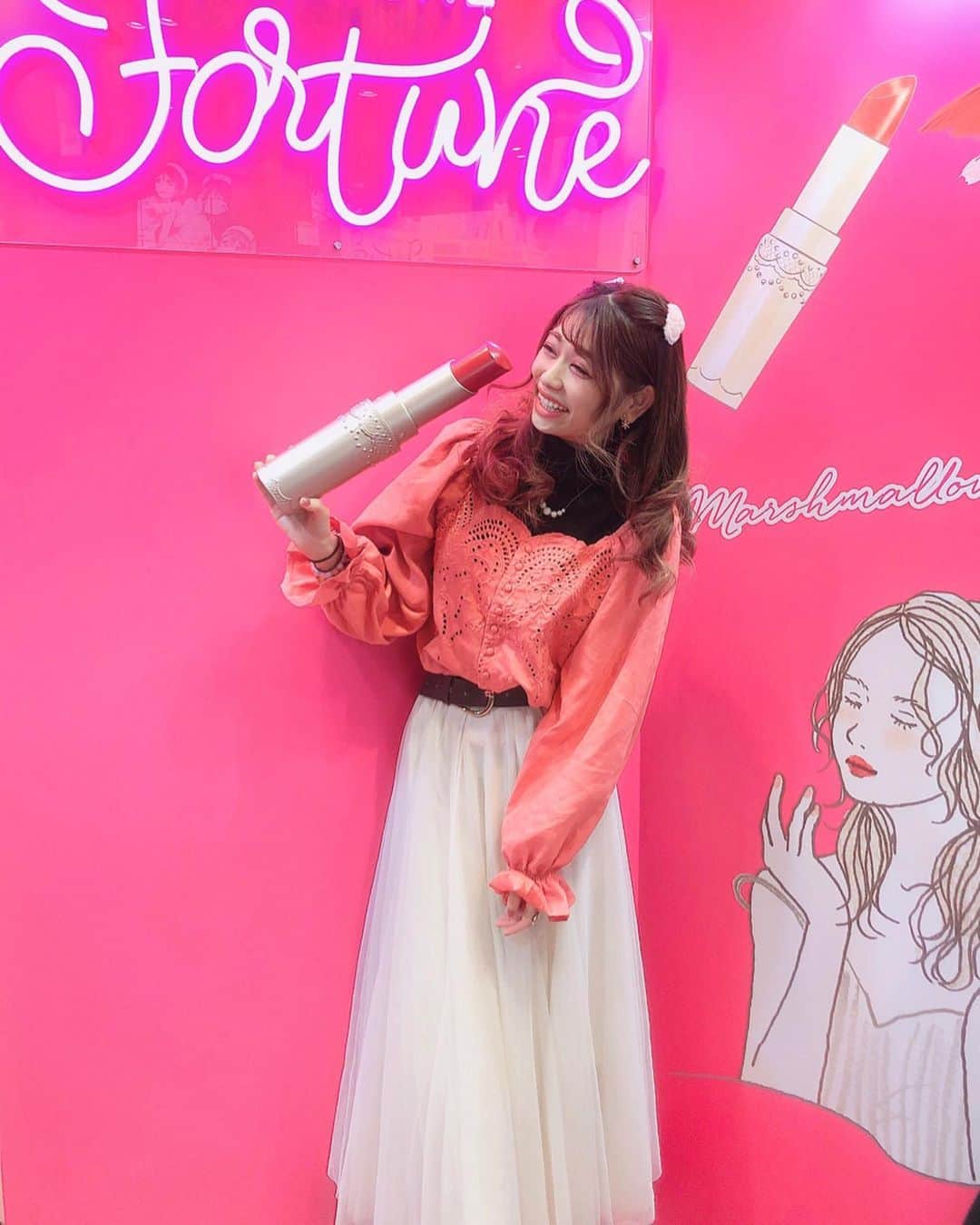 高橋里彩子さんのインスタグラム写真 - (高橋里彩子Instagram)「来週の16日から発売される﻿ コーセーコスメポートからリップティントが出るということで﻿ ﻿ 渋谷のTSUTAYAでトライアルブーズが出てたので﻿ 行ってきたよ(*´˘`*)♡﻿ ﻿ ﻿ 試せてよかったぁ😭💓﻿ ﻿ 思った以上にいい！これは流行りそう…😍💕﻿ ﻿ ﻿ でもすごい塗心地良くて、﻿ プライマーとかも出てたんだけど﻿ 私の一押しはリップティントっ🌟﻿ ﻿ ４色出てたんだけどどの色も可愛い😍💕﻿ 王道モテ色で揃えてる感じっ！﻿ ﻿ 最近はくすみ系が多かったから﻿ 王道系見てなかったけどこれすごいいい💗﻿ ﻿ 塗った感じも、つやつやして潤いがあるから﻿ この冬にもぴったりだなって思った🐇💘﻿ ﻿ ﻿ ﻿ リップティントだからティッシュでオフしてみたんだけど﻿ しっかり残ってる！﻿ ﻿ 2枚目を参考にしてみてねー(♡´ ˘ `♡)﻿ ﻿ ⇑この画像のテクは﻿ 立花さん@yuuriofficialに教えてもらったの〜♥﻿ 早速やってみましたぁ😍💓💓﻿ ﻿ もっと分かりやすく色々工夫していくので﻿ みんなの参考になれば嬉しいなぁ😆💕﻿ ﻿ ﻿ ﻿ ﻿ ﻿ ﻿ #フォーチュン #ティントリップ #fortune #コーセーコスメポート #kosecosmeport #コスメレポ #コスメレビュー #新作コスメ #冬コスメ #コスメ情報 #pr #エアリーティント#マシュマロティントルージュ #リップティント #モテ色 #リップ #プチプラ #化粧品 #cosmetics #makeup #cosme #コスメ好き #高発色リップ﻿ #プチプラコスメ #ティント #オルチャン﻿ #check4221 ﻿ ﻿ ﻿」12月14日 19時27分 - konkonwanwan