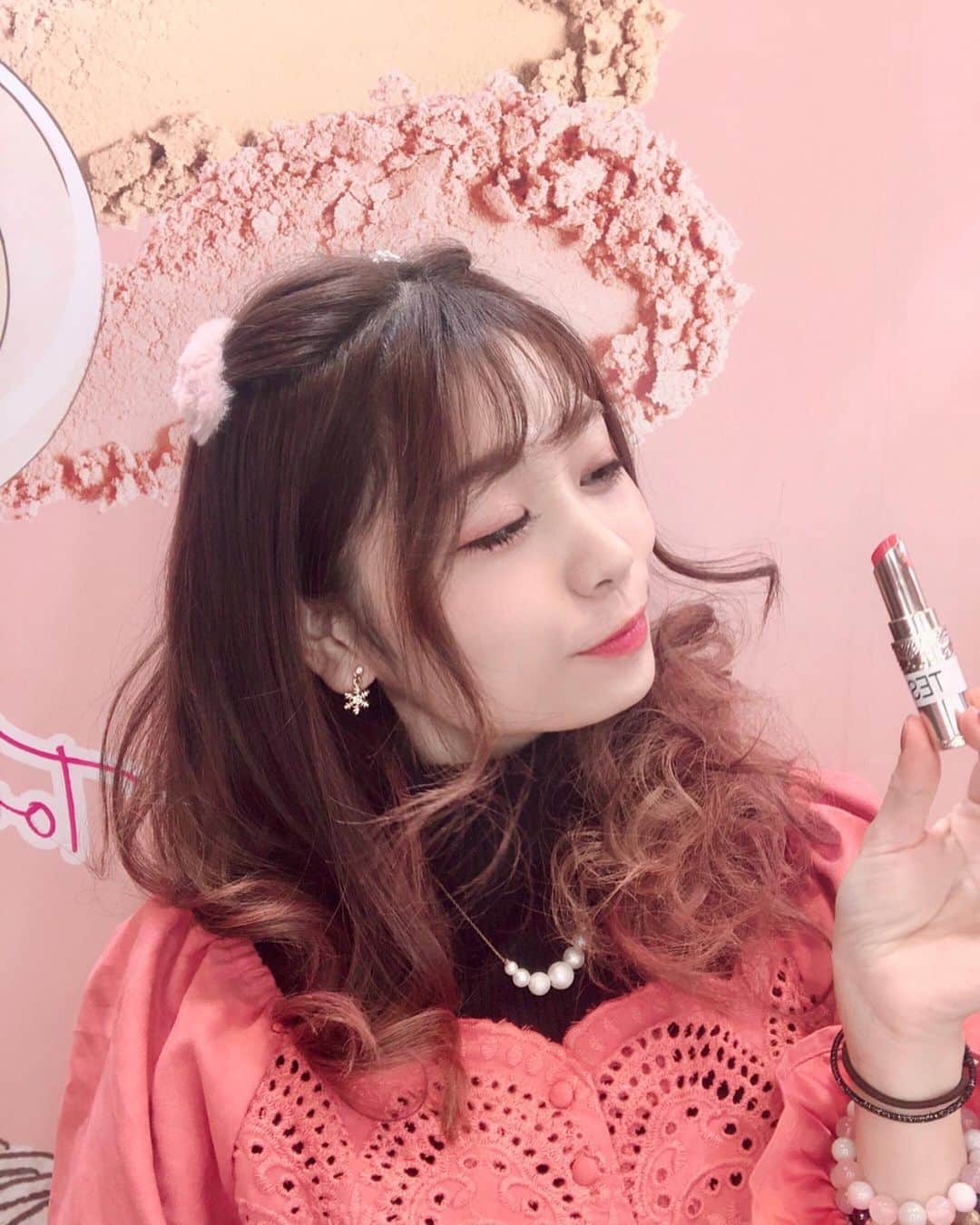 高橋里彩子さんのインスタグラム写真 - (高橋里彩子Instagram)「来週の16日から発売される﻿ コーセーコスメポートからリップティントが出るということで﻿ ﻿ 渋谷のTSUTAYAでトライアルブーズが出てたので﻿ 行ってきたよ(*´˘`*)♡﻿ ﻿ ﻿ 試せてよかったぁ😭💓﻿ ﻿ 思った以上にいい！これは流行りそう…😍💕﻿ ﻿ ﻿ でもすごい塗心地良くて、﻿ プライマーとかも出てたんだけど﻿ 私の一押しはリップティントっ🌟﻿ ﻿ ４色出てたんだけどどの色も可愛い😍💕﻿ 王道モテ色で揃えてる感じっ！﻿ ﻿ 最近はくすみ系が多かったから﻿ 王道系見てなかったけどこれすごいいい💗﻿ ﻿ 塗った感じも、つやつやして潤いがあるから﻿ この冬にもぴったりだなって思った🐇💘﻿ ﻿ ﻿ ﻿ リップティントだからティッシュでオフしてみたんだけど﻿ しっかり残ってる！﻿ ﻿ 2枚目を参考にしてみてねー(♡´ ˘ `♡)﻿ ﻿ ⇑この画像のテクは﻿ 立花さん@yuuriofficialに教えてもらったの〜♥﻿ 早速やってみましたぁ😍💓💓﻿ ﻿ もっと分かりやすく色々工夫していくので﻿ みんなの参考になれば嬉しいなぁ😆💕﻿ ﻿ ﻿ ﻿ ﻿ ﻿ ﻿ #フォーチュン #ティントリップ #fortune #コーセーコスメポート #kosecosmeport #コスメレポ #コスメレビュー #新作コスメ #冬コスメ #コスメ情報 #pr #エアリーティント#マシュマロティントルージュ #リップティント #モテ色 #リップ #プチプラ #化粧品 #cosmetics #makeup #cosme #コスメ好き #高発色リップ﻿ #プチプラコスメ #ティント #オルチャン﻿ #check4221 ﻿ ﻿ ﻿」12月14日 19時27分 - konkonwanwan