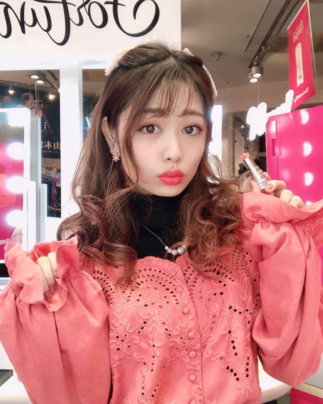 高橋里彩子さんのインスタグラム写真 - (高橋里彩子Instagram)「来週の16日から発売される﻿ コーセーコスメポートからリップティントが出るということで﻿ ﻿ 渋谷のTSUTAYAでトライアルブーズが出てたので﻿ 行ってきたよ(*´˘`*)♡﻿ ﻿ ﻿ 試せてよかったぁ😭💓﻿ ﻿ 思った以上にいい！これは流行りそう…😍💕﻿ ﻿ ﻿ でもすごい塗心地良くて、﻿ プライマーとかも出てたんだけど﻿ 私の一押しはリップティントっ🌟﻿ ﻿ ４色出てたんだけどどの色も可愛い😍💕﻿ 王道モテ色で揃えてる感じっ！﻿ ﻿ 最近はくすみ系が多かったから﻿ 王道系見てなかったけどこれすごいいい💗﻿ ﻿ 塗った感じも、つやつやして潤いがあるから﻿ この冬にもぴったりだなって思った🐇💘﻿ ﻿ ﻿ ﻿ リップティントだからティッシュでオフしてみたんだけど﻿ しっかり残ってる！﻿ ﻿ 2枚目を参考にしてみてねー(♡´ ˘ `♡)﻿ ﻿ ⇑この画像のテクは﻿ 立花さん@yuuriofficialに教えてもらったの〜♥﻿ 早速やってみましたぁ😍💓💓﻿ ﻿ もっと分かりやすく色々工夫していくので﻿ みんなの参考になれば嬉しいなぁ😆💕﻿ ﻿ ﻿ ﻿ ﻿ ﻿ ﻿ #フォーチュン #ティントリップ #fortune #コーセーコスメポート #kosecosmeport #コスメレポ #コスメレビュー #新作コスメ #冬コスメ #コスメ情報 #pr #エアリーティント#マシュマロティントルージュ #リップティント #モテ色 #リップ #プチプラ #化粧品 #cosmetics #makeup #cosme #コスメ好き #高発色リップ﻿ #プチプラコスメ #ティント #オルチャン﻿ #check4221 ﻿ ﻿ ﻿」12月14日 19時27分 - konkonwanwan