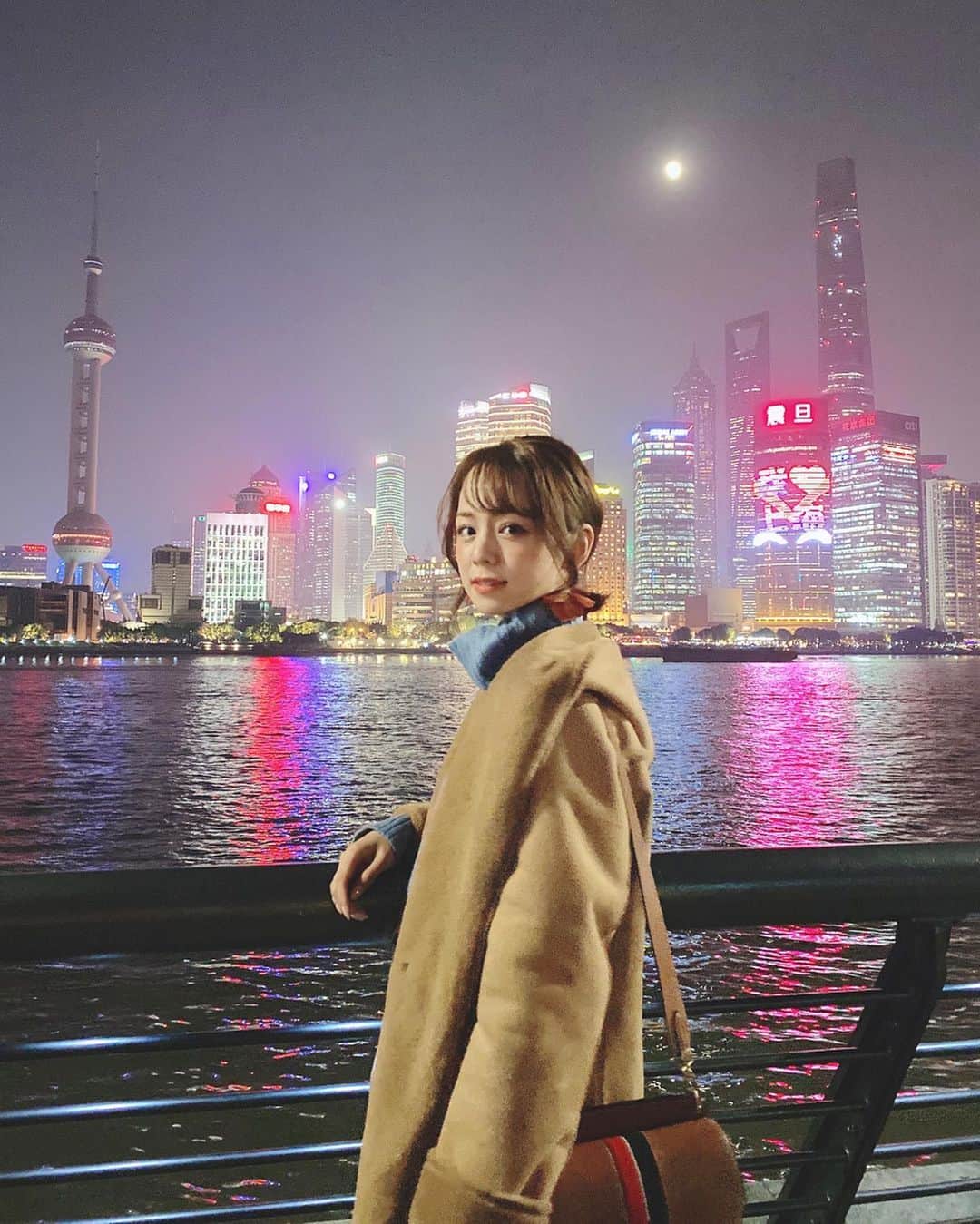 黒田真友香さんのインスタグラム写真 - (黒田真友香Instagram)「#旅まゆか　in上海🇨🇳 吸う小籠包？に初挑戦！笑  上海で33ヵ国目でした。19歳で初めて海外に行って、あっという間だなあ〜🌍 2019年は残り1ヵ国！ 2020年も沢山海外に行って、色んな情報や景色を発信していきます！😍 ・ ・ 上海市内自体は、定番の観光地だけをまわるなら1日あればちょうどいいって感じでした✨  タクシーが安いので移動はタクシーで楽チン🚕  行った観光スポットや、レストランなどなどは全てハイライトにまとめたので上海に行かれる&行きたい方は是非！参考にしてもらえると嬉しいです☺️❤️」12月14日 19時38分 - kurodamayukaxx