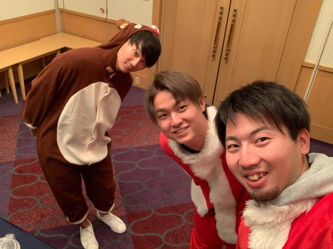 鈴木遼太郎のインスタグラム：「. . お疲れ様です！ . . 鎌スタ⭐︎クリスマス会！ 楽しい時間でした^ ^ . . . ありがとうございました😊 . . #宮台康平  #田中瑛斗  #鈴木遼太郎 #谷口アナ」