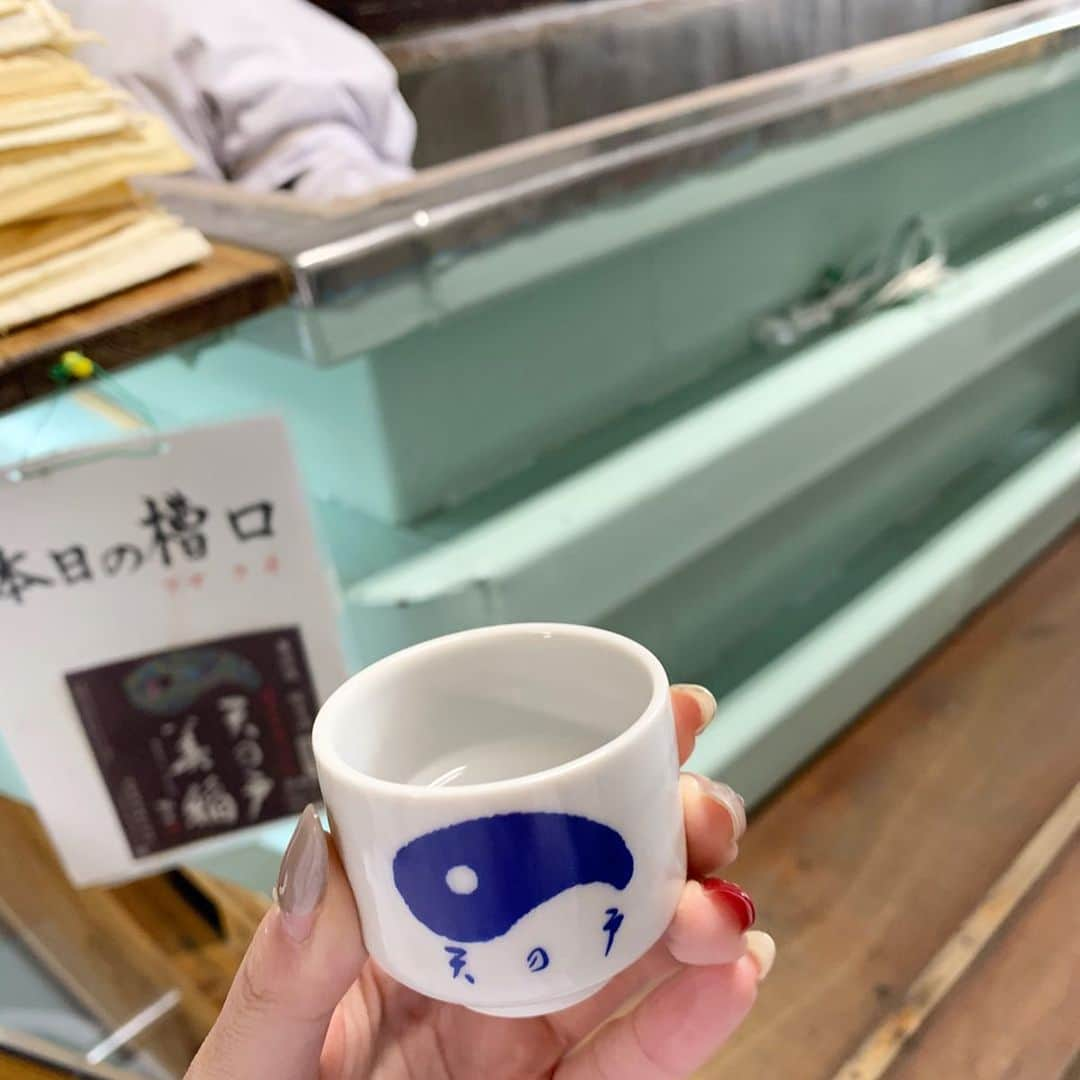 緑川静香さんのインスタグラム写真 - (緑川静香Instagram)「【しーたん日本酒録】﻿ ﻿ 浅舞酒造@秋田﻿ 天の戸、夏田冬蔵﻿ ﻿ 半径5kmの米と水だけで仕込む純米蔵。﻿ ﻿ 今年の夏に急逝された森谷杜氏。﻿ 酒の神様に愛され、多くのファンもいらっしゃった森谷さん。﻿ 私もその一人であり、蔵巡りのきっかけを作ってくださった方でもあります。﻿ ﻿ 先月、やっと弔問に行けました。﻿ 蔵人の皆様も覚えててくれ、暖かく迎えてくれました。﻿ ﻿ 森谷さんが情熱を注いで醸したお酒はまさに飲むお米と言わんばかりに米の旨味がふくらみ、優しさに包まれる。﻿ 森谷さんの人柄を映しているかのよう…﻿ ﻿ ﻿ #しーたん日本酒録 #唎酒師 #酒蔵 #秋田蔵巡り #横手 #日本酒 #日本酒女子 #浅舞酒造 #天の戸 #夏田冬蔵 #森谷康市 #美稲 #sake #sakestagram #sakebrewery  #夏田冬蔵は森谷さんのペンネームでもあります﻿ #夏は田んぼで酒米を作り、冬は蔵で酒を造る﻿ #まさに森谷さんの生き様﻿ #全量槽絞り﻿ #櫂入れもさせていただきましたよ﻿ #朝に行ったので酒造り真っ只中﻿ #蔵人さん達と休憩時間も一緒に過ごさせてもらったり﻿ #皆さん素敵でした﻿ #今回は蔵にサインも書かせて頂きました﻿ #森谷さんのご自宅にも行かせて頂きお線香をあげてきました﻿ #奥様とたくさんお話もして、まるで森谷さんと話せた気がして﻿ #頑張ってと背中を押された感じがした﻿ #また逢いにきますね﻿ #改めて心よりのご冥福をお祈りします﻿」12月14日 19時36分 - midorikawa_shizuka