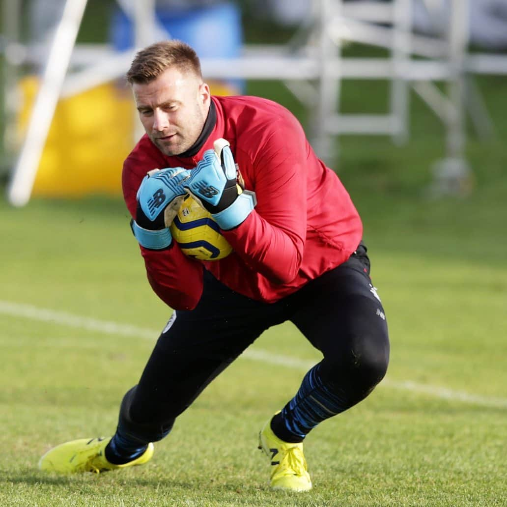 アルトゥール・ボルツさんのインスタグラム写真 - (アルトゥール・ボルツInstagram)「Game day... 🍒⚽️ #premierleague #afcbournemouth #cherries🍒 #boruc」12月14日 19時41分 - arturboruc