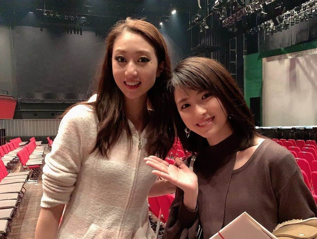 咲花莉帆さんのインスタグラム写真 - (咲花莉帆Instagram)「ご無沙汰になってしまっております🧐﻿ ﻿ 舞台血界戦線、千秋楽からもうすぐ一ヶ月が経とうとしております。﻿ ﻿ 健康診断に行ってみたり、ちょっとぼーっとしてみたり﻿ そうかと思えば山が二つ三ついっぺんに来て闘ったりしておりました。﻿ ﻿ ﻿ 昨日、 #エルフザミュージカル 観劇して参りました！﻿ ﻿ 宙組時代にお世話になった﻿ #鳳翔大 さん﻿ ﻿ #花虞美人 以来ずっと仲良くしている﻿ #工藤彩 ちゃん﻿ ﻿ #ラブネバーダイ  で共演した﻿ #中西彩加 ちゃん﻿ ﻿ が出演と聞きつけ、これに行かずにはいられないとずいぶん前から楽しみにしていました😍﻿ ﻿ クリスマスミュージカル、やっぱりいいですね🎅🏻﻿ ﻿ 誰も死なない！﻿ ﻿ だれも傷つかない！﻿ ﻿ 終始なんだかハッピー！﻿ ﻿ 落ち込んでもなんだかションボリしない！﻿ ﻿ だってきっと最後はハッピーエンドだから！！！﻿ ﻿ ﻿ ハッピーミュージカルにしっかりばっちり、ハッピーにしてもらいました！﻿ ﻿ ﻿ 大さん、可愛い、綺麗、9頭身！女性役は初めて拝見しましたが、本当に素敵でした😭﻿ ﻿ ぴかちゃん、やってやるぜ感健在！テンション高くてギラギラしてて最高でした。﻿ ﻿ 彩加ちゃん、さすがのパフォーマンス！正確、そして無駄がない！そしてNICEチャイナガールでした。本家の方？？﻿ ﻿ ﻿ ここには書ききれないくらい感想が山盛りです🎄﻿ ﻿ ﻿ とにかくエルフが可愛かった😍﻿ ﻿ ハッピーが欲しい方、3時間あれば品川ステラボールで幸せになれます。﻿ ﻿ ﻿ 東京は明日までだそうです。﻿ ﻿ ぜひ！﻿ ﻿」12月14日 19時42分 - sakihanariho94