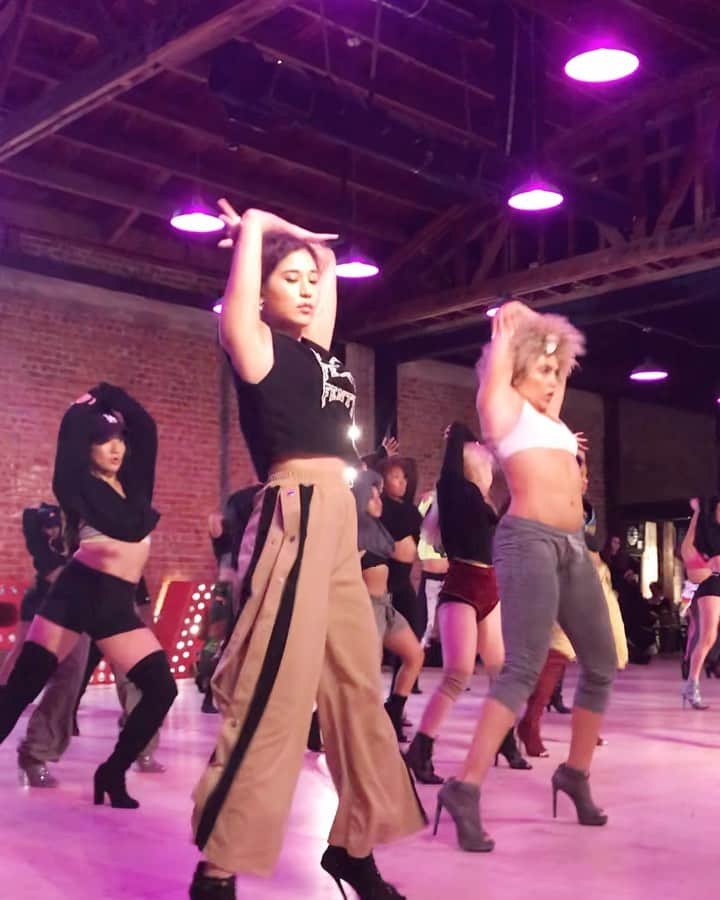 のインスタグラム：「最近全く踊る気ゼロで、何のレッスンも行ってまてんの💃⭐️ 耳も身体も休み👂でもそろそろアメリカいく💃踊るかにゃ💃 Choreo by @ciscochoreography  #dance #💃 #playgroundla #サイバージャパン #cyberjapan」