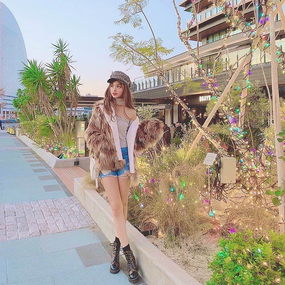 アンジェリカのインスタグラム：「yokohama💕🌲 .  #横浜 #yokohama #ファッション #コーデ #コーティネート #イルミネーション #あんじぇコーデ #louisvuitton #gyda」