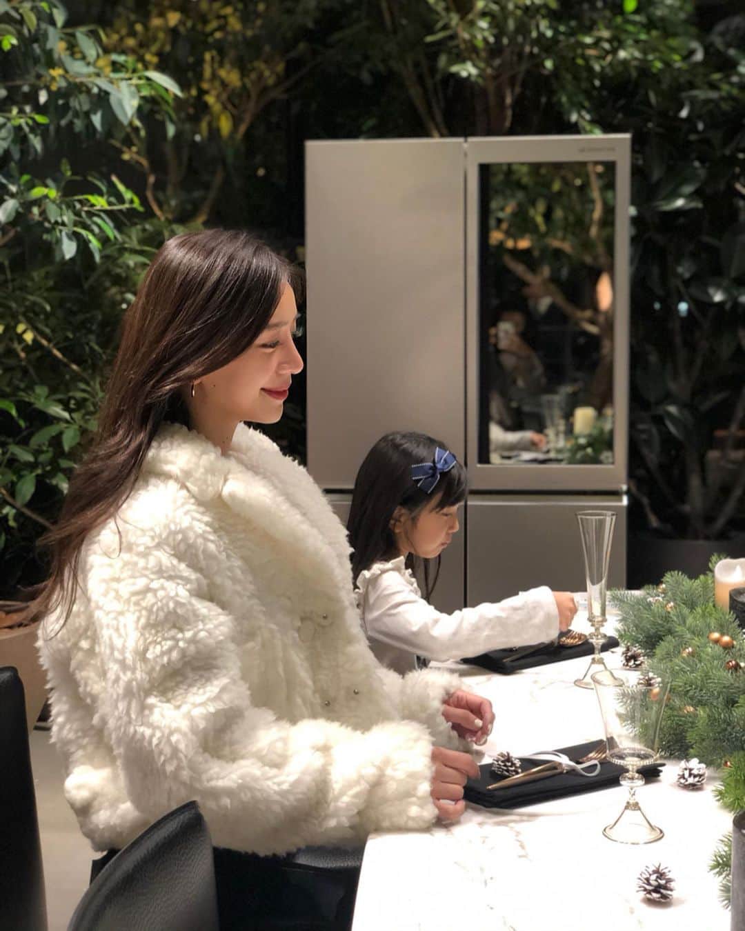 のインスタグラム：「「LG SIGNATURE X‘mas Campaign in B&B Italia」﻿記念プレスパーティ🎄﻿ ﻿ イタリアのモダン家具の最高峰ブランド﻿ 「B&B Italia Tokyo」の﻿ 青山にあるショールームで販売される﻿ 「LG SIGNATURE」シリーズの家電を試してきました。﻿ ﻿ 見てきて良かった！﻿ 主婦の目はハートになるのではないでしょうか♡﻿ ﻿ 「LG SIGNATURE」は﻿ 家電メーカー「LGエレクトロニクス」の﻿ プレミアム家電シリーズ。とにかく高級感✨﻿ ﻿ 冷蔵庫の右ドアがガラス窓で素敵だなと思ったら﻿ ノック2回で点灯して庫内が見えるシステムなんです！﻿ わざわざ冷蔵庫を開けなくても中身ができて便利。﻿ ﻿ 洗濯乾燥機はなんと二層式﻿ メイン洗濯乾燥機の下にミニ洗濯機が付いていて﻿ １度に分けて洗えるようになっていて、これ欲しい🥺﻿ ﻿ 4K有機ELテレビは約3.9mmの薄さ！﻿ まるでアート？のようでした。﻿ ﻿ 美しいミニマルデザインと最先端テクノロジー。﻿ ”家電の最高峰”って呼ばれているのが、納得♡﻿ ﻿ B&BのインテリアとLG SIGNATUREの家電の 融合した空間﻿は一見の価値あり♡﻿ ﻿ あーこんなお家に住みたい♡﻿ ﻿ クリスマスキャンペーンを実施しているので﻿ ぜひチェックしてみてくださいね。﻿ ﻿ ﻿ #LGSIGNATURE #TheArtofEssence #クリスマスキャンペーン #bebitaliatokyo #interiordesign #interior #家電 #xmas #冷蔵庫 #洗濯機 #テレビ #インテリア #aoyama #外苑前 #PR」