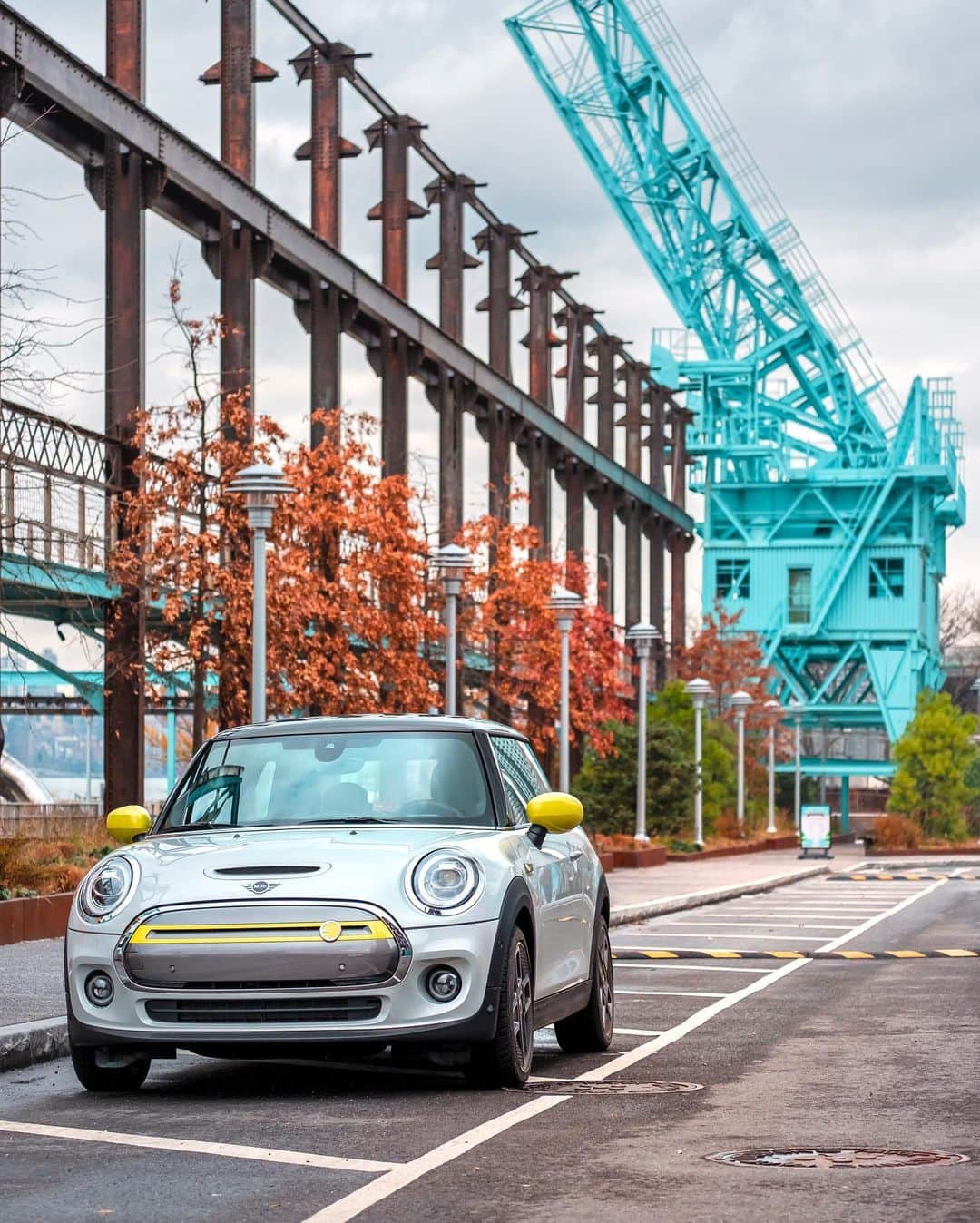 Nicanor Garcíaさんのインスタグラム写真 - (Nicanor GarcíaInstagram)「New urban life | Nueva vida urbana #nicanorgarcia #travelarchitectures @MINI #ChargedWithPassion #MINI #MINIElectric . Yesterday I experienced driving around Brooklyn in the first all-electric #MINI! It was awesome - quiet, stable and easy to drive. Now I can truly see that @MINI is more than just a car. It’s the best way to move in a city and to become part of it! #advertisement . MINI Cooper SE*: Energy consumption in kWh/100 km combined: 13.2/15.0, Fuel consumption in l/100 km combined: 0, CO2 emissions in g/km combined: 0. The driving range depends on a variety of factors, especially: personal driving behaviour, selected route, weather conditions, usage of heating/cooling and preconditioning. *These figures are preliminary values and have not yet been confirmed. Subject to change.」12月14日 19時50分 - nicanorgarcia