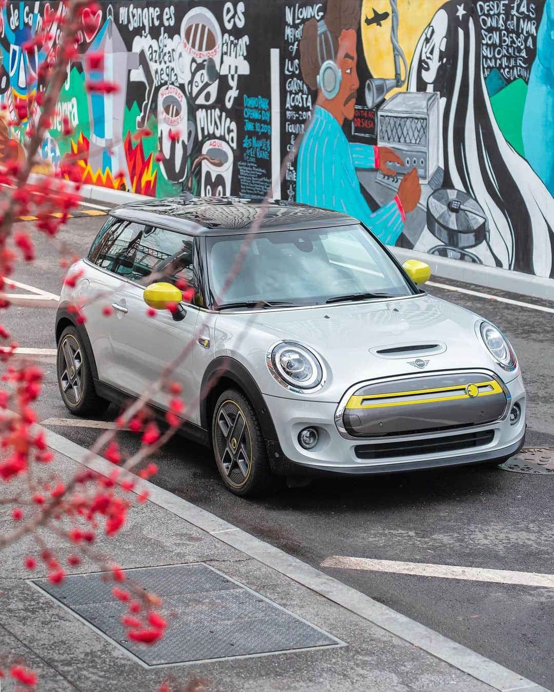 Nicanor Garcíaさんのインスタグラム写真 - (Nicanor GarcíaInstagram)「New urban life | Nueva vida urbana #nicanorgarcia #travelarchitectures @MINI #ChargedWithPassion #MINI #MINIElectric . Yesterday I experienced driving around Brooklyn in the first all-electric #MINI! It was awesome - quiet, stable and easy to drive. Now I can truly see that @MINI is more than just a car. It’s the best way to move in a city and to become part of it! #advertisement . MINI Cooper SE*: Energy consumption in kWh/100 km combined: 13.2/15.0, Fuel consumption in l/100 km combined: 0, CO2 emissions in g/km combined: 0. The driving range depends on a variety of factors, especially: personal driving behaviour, selected route, weather conditions, usage of heating/cooling and preconditioning. *These figures are preliminary values and have not yet been confirmed. Subject to change.」12月14日 19時50分 - nicanorgarcia
