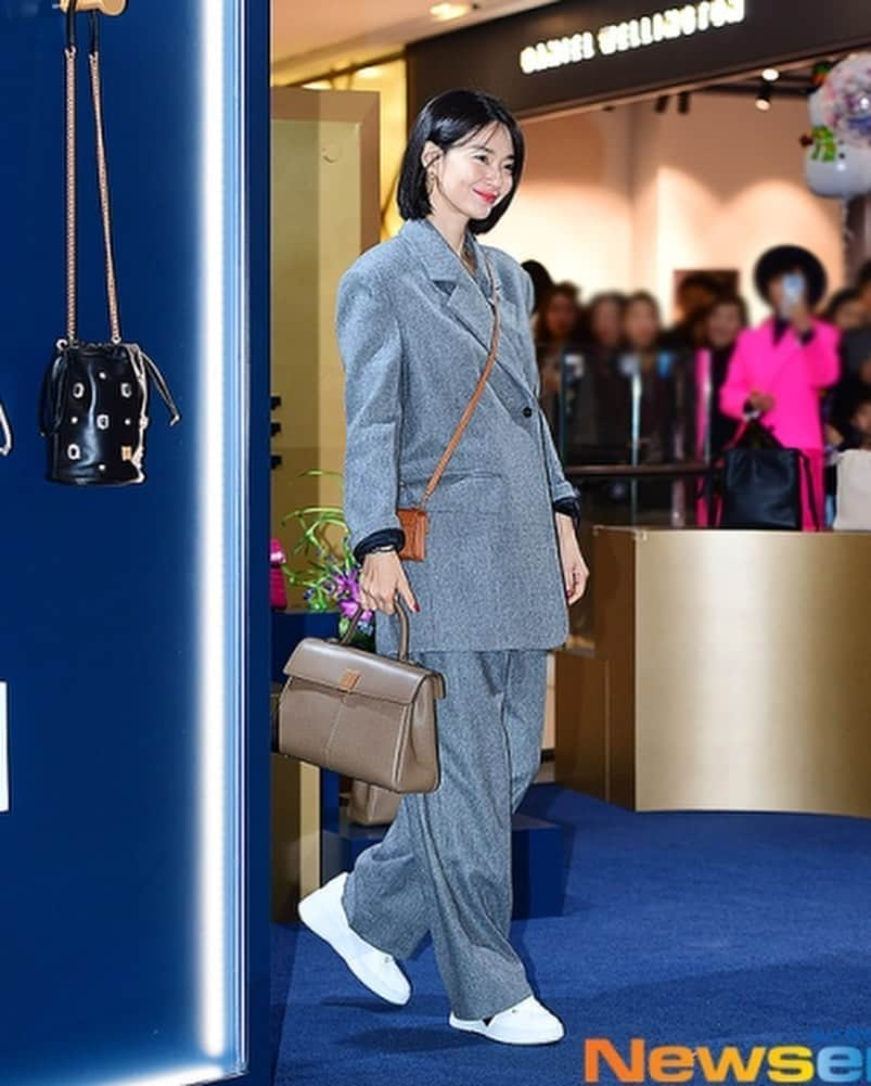 シン・ミナさんのインスタグラム写真 - (シン・ミナInstagram)「@couronne_official 👜💼👝👩🏻‍💼♥️」12月14日 20時04分 - illusomina