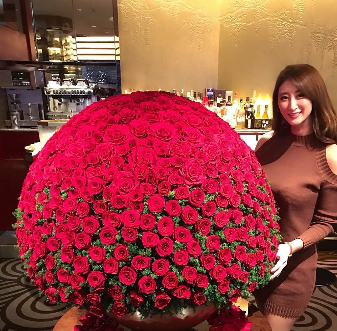 佐藤衣里子さんのインスタグラム写真 - (佐藤衣里子Instagram)「お花癒される〜🌹🌹🌹200本😻 #flowers#flower#flowerstagram#flowerarrangement#rose」12月14日 20時03分 - eriko0625