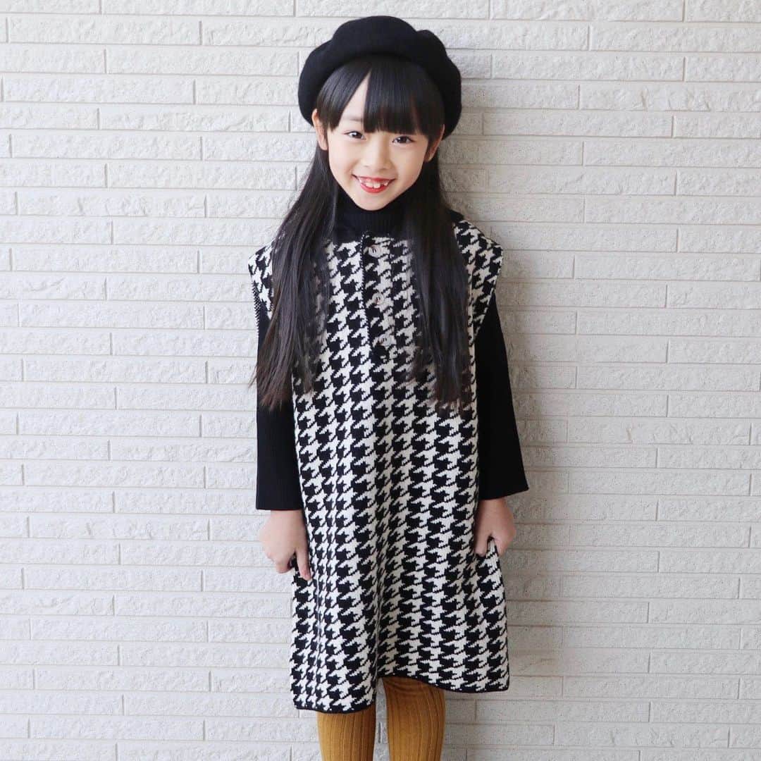 Akiのインスタグラム：「12/14 ・ 娘の好きな人Aくん👦🏻 娘が結婚したいほど好きなAくん👦🏻 ・ そんなAくんから最近 ある物をもらったそうで ・ ・ 消しゴムのカスを ネチネチとこねくりまわして作ったねりけし← ・ ・ 愛しの彼←からもらった 初めてのプレゼント🎁 ・ 時々そのねりけしを 「ふふっ♡」とニヤニヤ触っている娘を見ると 心配になるけれど← ・ これが恋というものなのね😌 ・ ・ 最近お気に入りのお洋服👗  @urbancherry_ すごくオススメしたかったけど もう品切れだった🥺 ・ #ぴえん #三十路だって言いたい ・ ・ ・ ・」