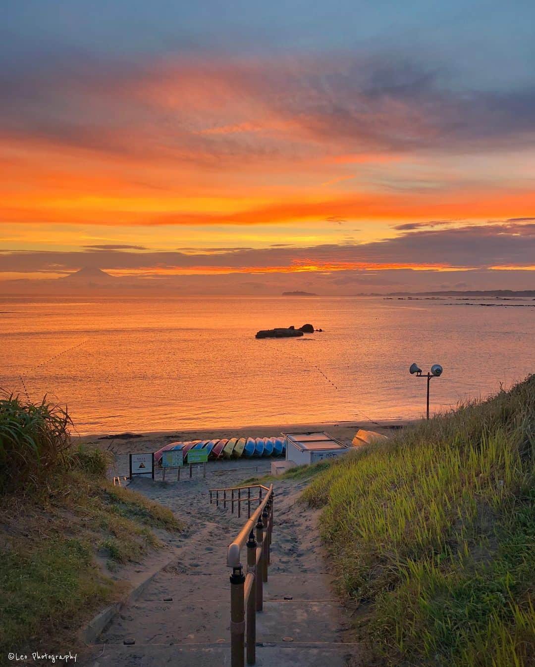 leo7000のインスタグラム：「葉山で夕景はここ‼️ 1年通してノンビリとした海岸です🌄🌅 江の島見える人　視力5.0 江の島灯台見える人　視力10.0 IG皆さん、明日も良い1日を~♪😃✌🏻 🍺🍺✨」