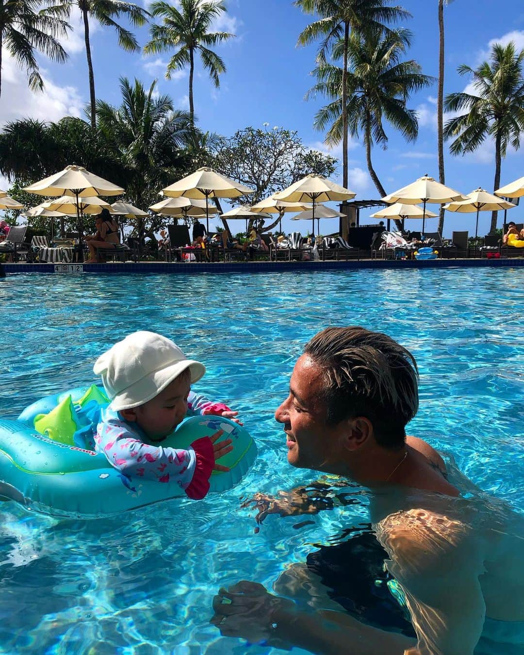 七菜香さんのインスタグラム写真 - (七菜香Instagram)「3人家族になってから初めての海外旅行💖 娘はまだできることが少なくてまったりゆったりがメイン. それでも暖かい場所にいるだけで癒される〜☺️🧡 ・ ・ ・ ・ ・ ・ #vacation #off #travel #travelstagram #guam #unitedstates #familytrip #family #husband #daughter #5months #memories #instagood #娘　#海外デビュー #生後5ヶ月 #女の子ベビー #女の子ママ #グアム #家族旅行 #こりく旅 #👨‍👩‍👧」12月14日 20時11分 - nanaka0118